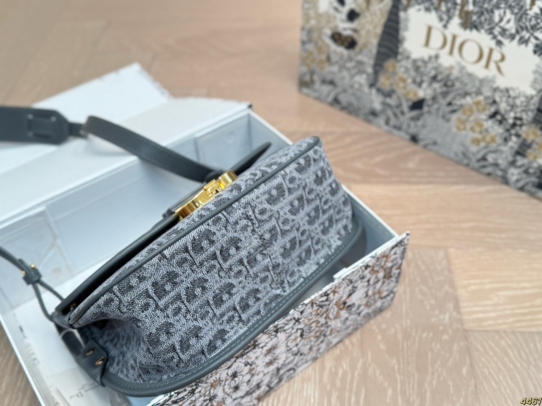 黑色¥190灰色¥195折叠盒 迪奥DIOR马鞍包 包型太可爱了 容量非常可,日常通勤都没问题 可咸可甜 质感满分 工艺非常讲究 细节立体感拉满 尺寸24 16