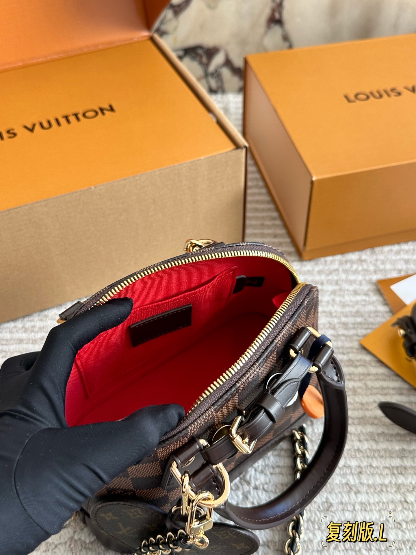 💰 220 配盒 size： 21 16cm L家 Alma贝壳包 内敛！深沉！有味道！ 这款百搭的经典手袋 依然很受现代的青睐！