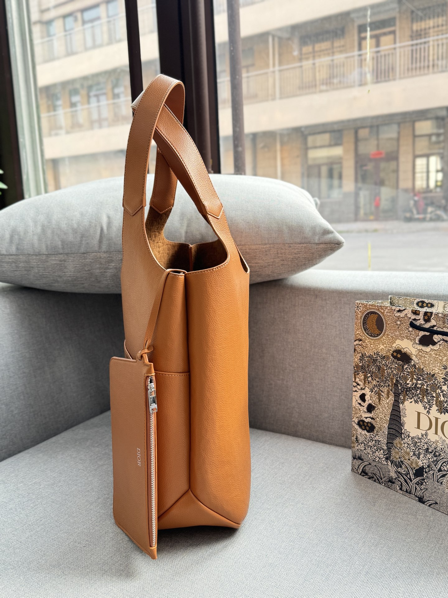 💰205 size：41&times;33 DIOR迪奥 Priv&eacute; 腋下包 托特包Tote包购物袋 手提包 细腻高级的小牛皮材质 每一次触碰都能感受到这款包的价值 低调的设计，高级男包该有的私密奢华 足够大的容量，型男通勤绝配 配了同色的拉链手袋存放私密物件 内侧是若隐若现的DIOR老花压纹，彰显质感