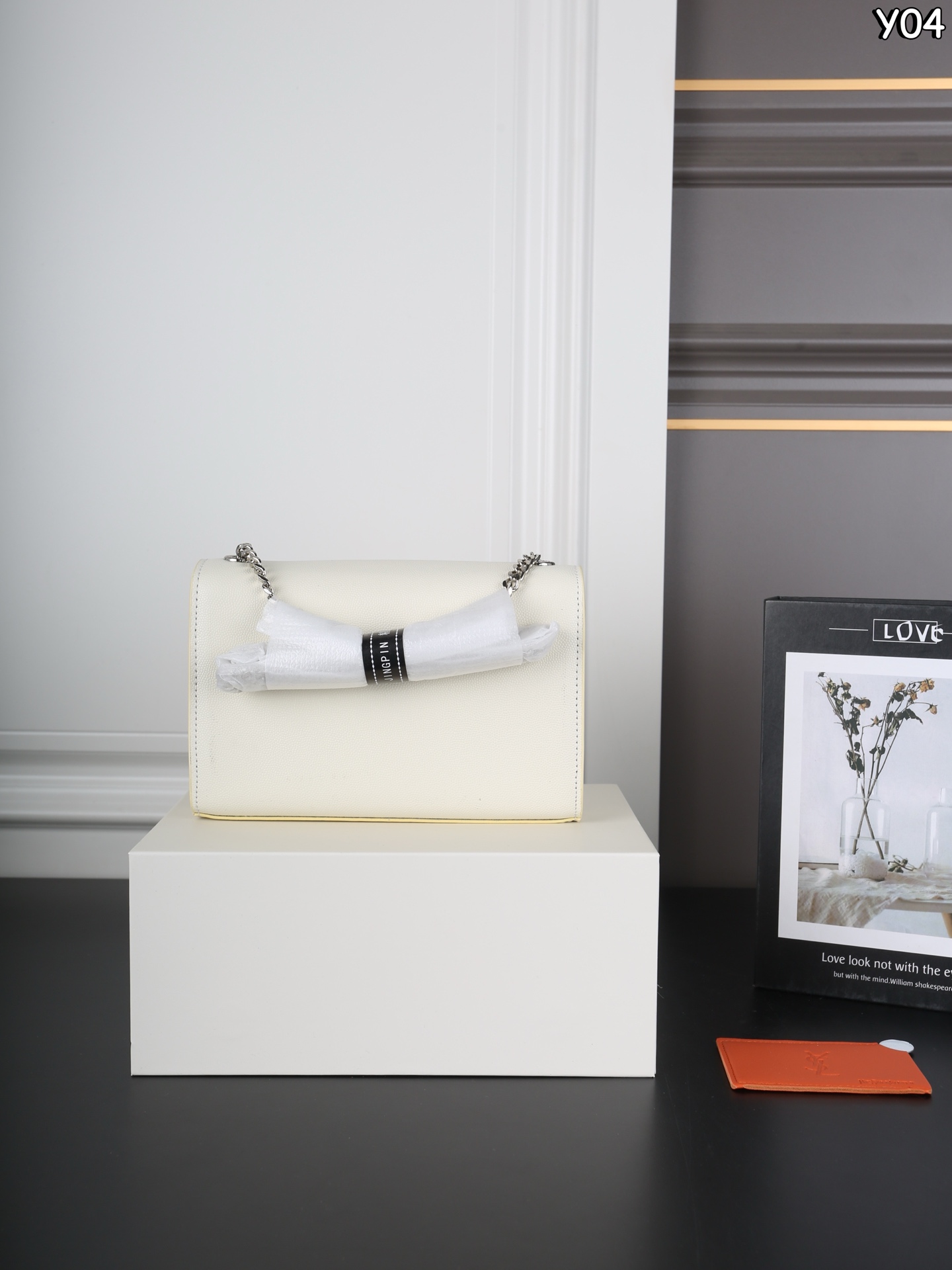 P160 全套礼盒 圣罗兰 YSL KATE 鱼子酱 流苏包链条单肩斜挎包 流苏超复古 满满的高级感 特别是流苏的材质,简直不要太好了!很有沉度的 经典流苏Kate也太🉑了吧‼️ 粒面牛皮耐磨耐用,链条可随意调节变换背法,既可斜背又可腋下,更是完美晚宴包! 尺寸:20×13