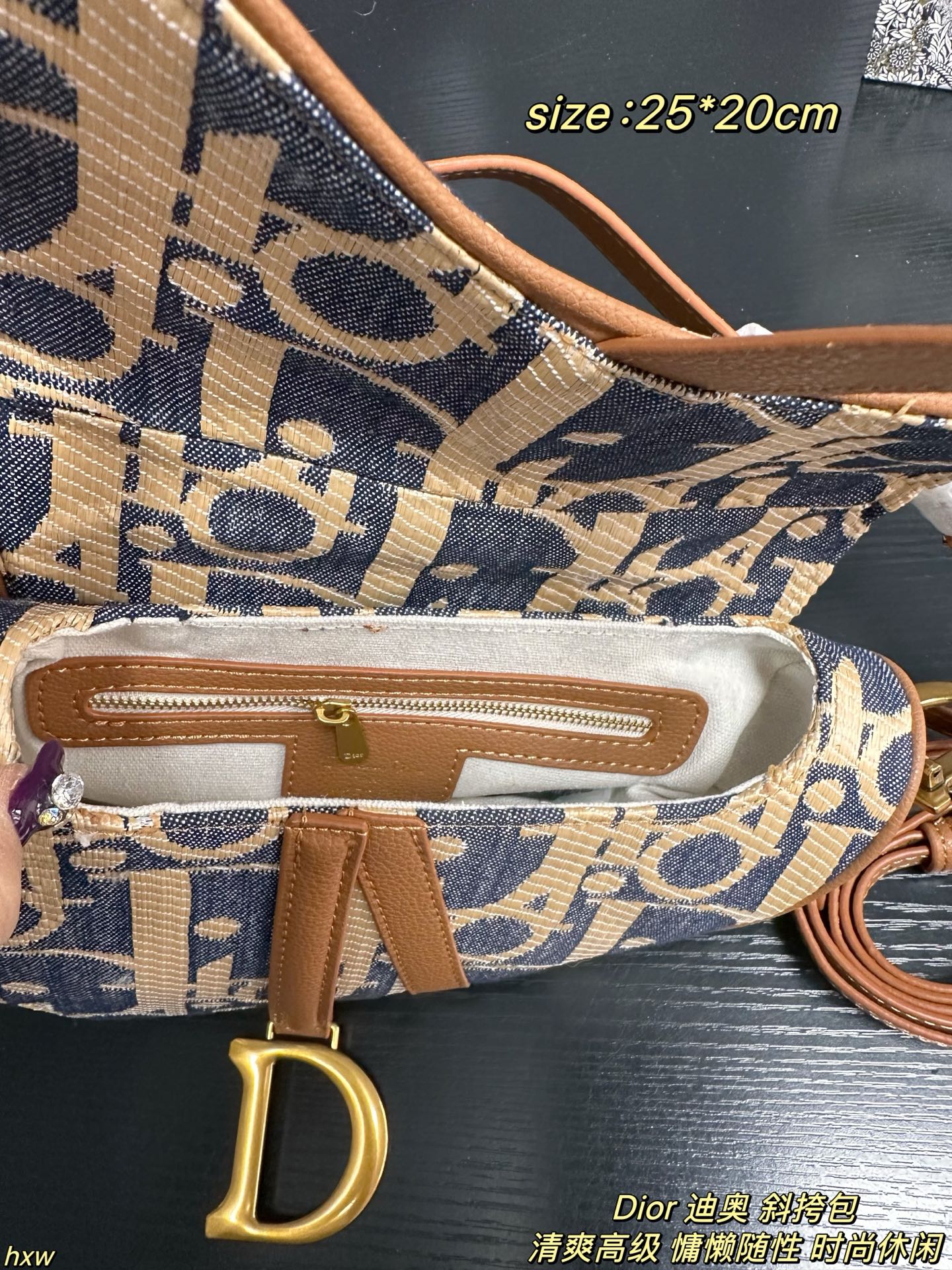 P160配盒 Dior 迪奥 斜挎包 迪奥家2025早春这款蓝米拼色酒椰草Oblique也太仙了吧!迪奥家的灵魂印花,辨识度💯!永不过时的存在,比全皮更特别!自带度假慵懒感,质感独特又轻盈。背出去是焦点! 尺寸:25*20cm