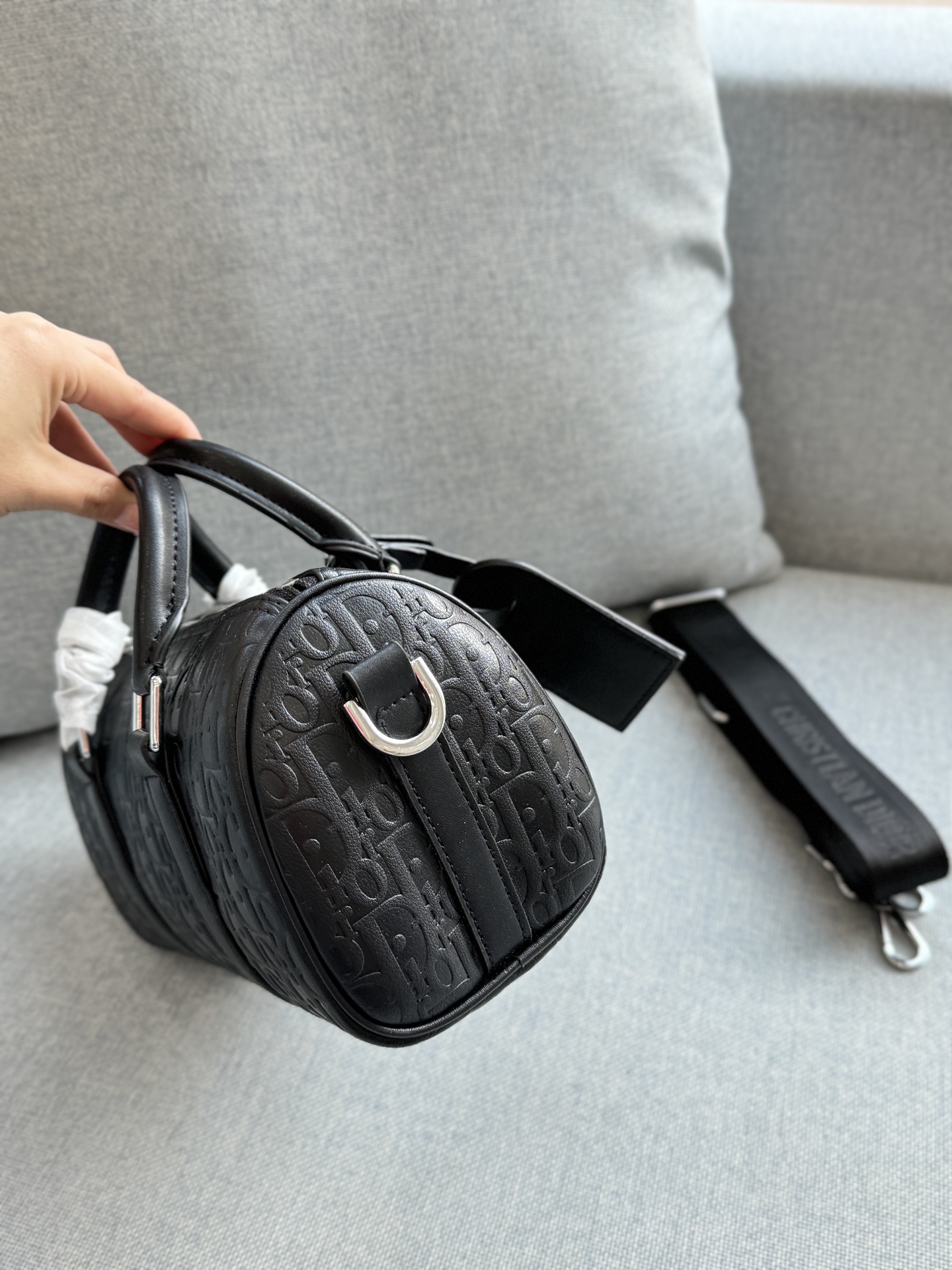 💰130 size：25&times;14 DIOR迪奥 波士顿包 枕头包单肩包 采用高品质小牛皮，哑光质感+经典压纹，低调又高级。包型简约，手提斜挎都 OK，配可拆卸肩带，灵活百搭!