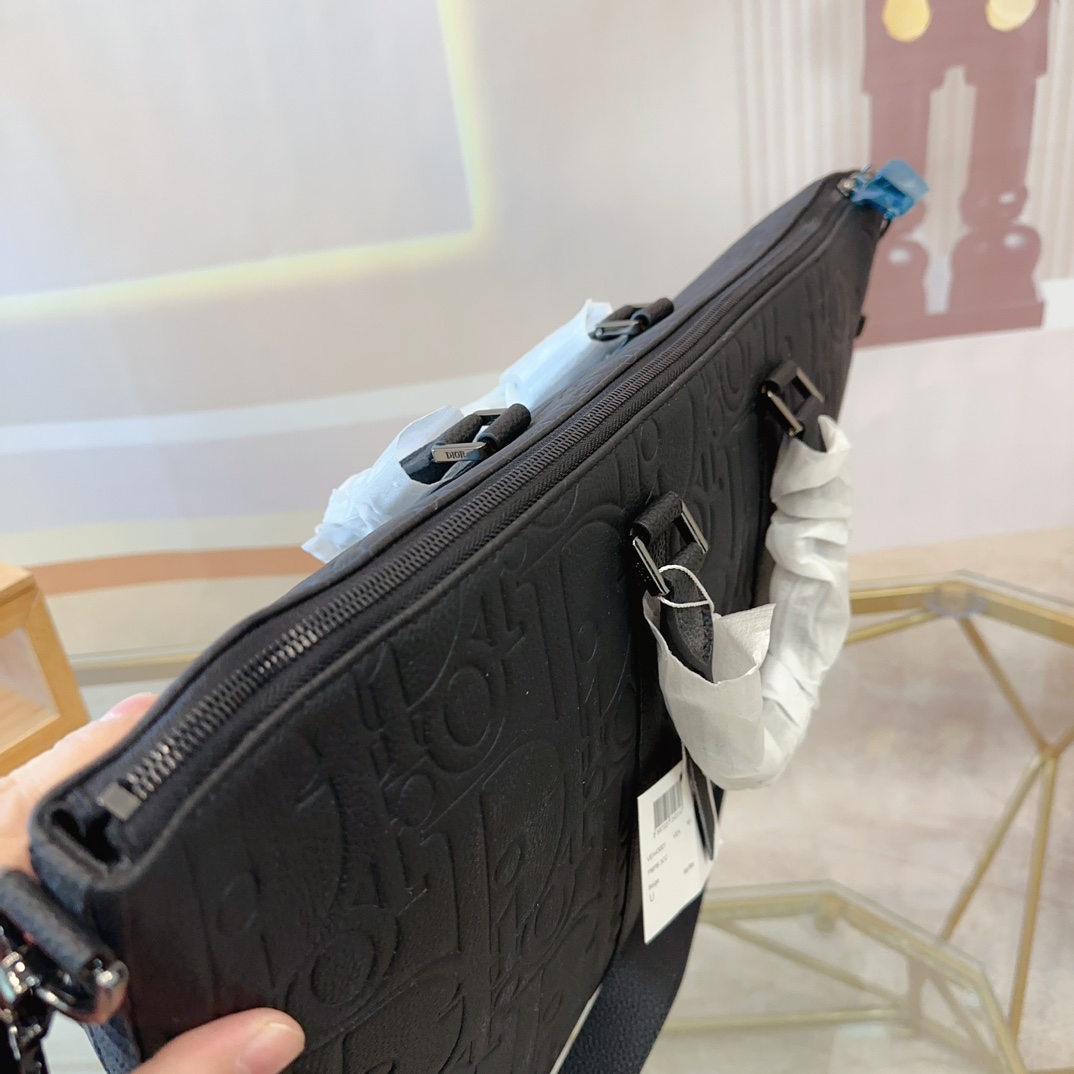 P280 DIOR 迪奥 Weekender 40 可调节可拆卸肩带拉链开合 Gravity印花效果粒面牛皮 牛皮公文包包 电脑包 手提包 采用精湛镶嵌细工，经典百搭 实物拍摄 原厂原版面料 配送防尘袋 34 x 55cm