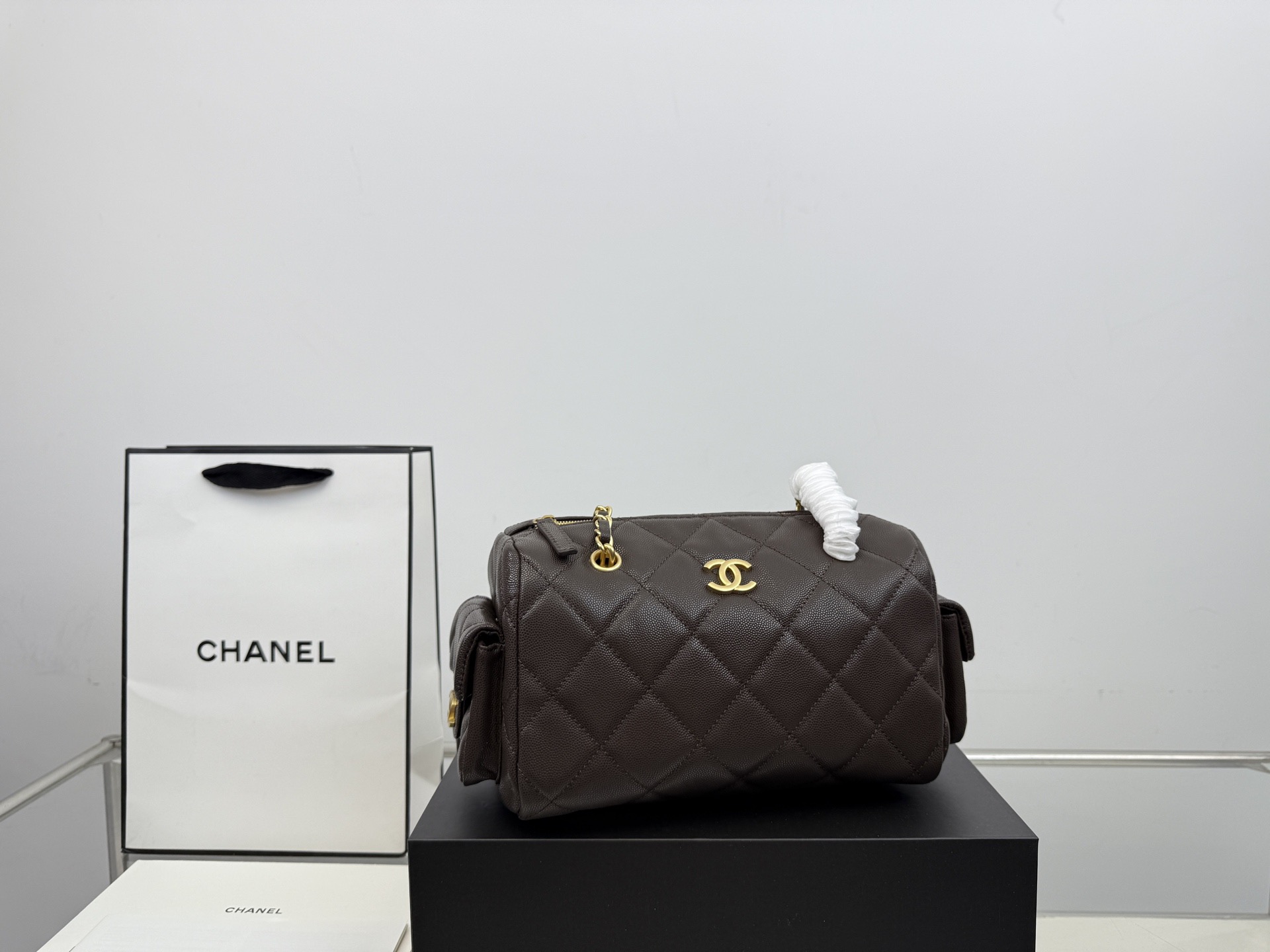 （飞机盒折叠盒⚠️）p265 香奈儿25K保龄球包 这个保龄球包真的太香了~ 近期很有人气的一只vintage Chanel 保龄球包。 版型不容易过时，拎在手中很时髦。 ⚠️高品质！size：25*15cm