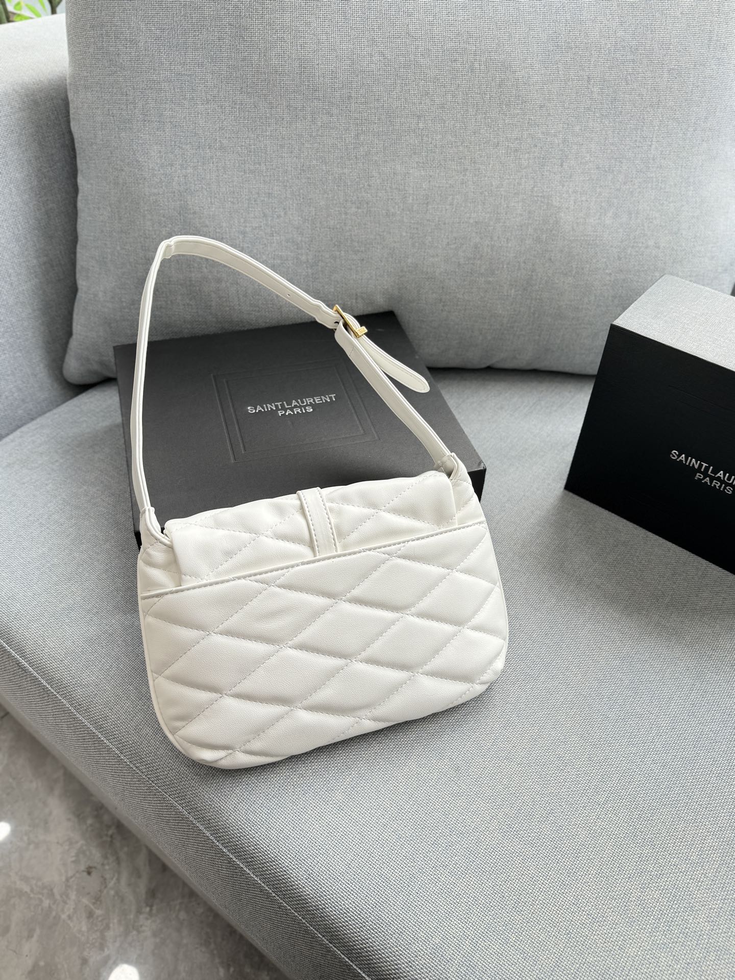 💰125 折叠盒 size：27&times;18 圣罗兰 YSL LE 57系列 腋下包手提单肩包 奶呼呼小羊皮 黑金小羊皮搭配压纹 可以手提又可以腋下 皮质是小羊皮 造型是梯形廓形设计 大气感拉满 精致做工和浪漫情调邂逅融合！意大利小羊皮革手感软糯舒适，柔软到一直想去rua它！参加宴会，平时搭配衣服都可以， 可休闲，可女神，就是百搭神器啦！