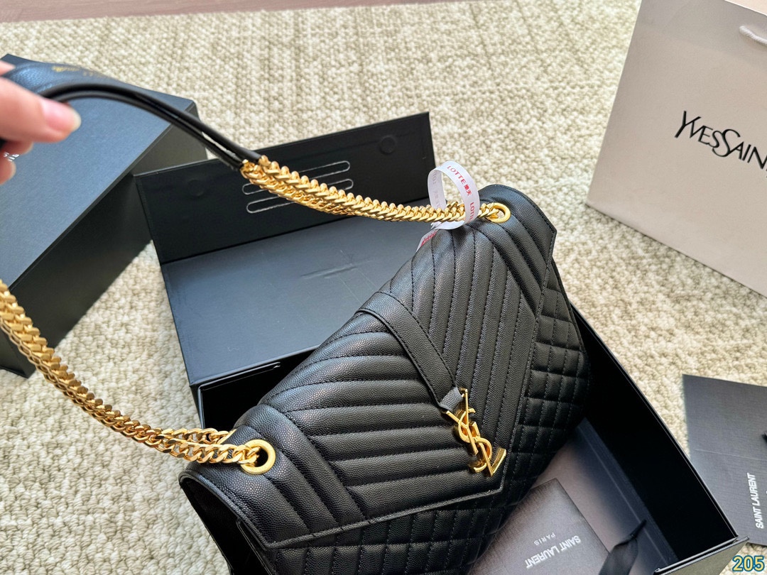 大号&yen;155折叠盒 圣罗兰YSL Envelope信封包 简约才是百搭公式。 复古又时髦，妥妥的街拍神器。 出街通勤都可。 容量很大，可肩背、斜挎。 搭配很显高级感。 是帅气女孩不可缺少的一款经典存在。 尺寸大号31 21