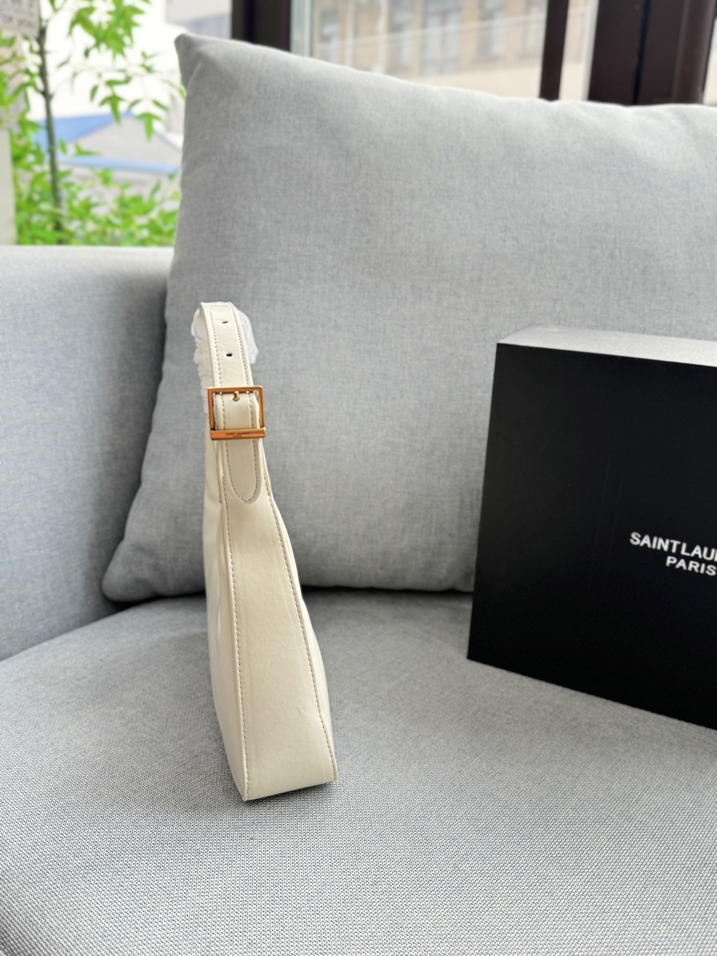 💰135 折叠盒 size：22&times;19 圣罗兰 YSL Calypso 腋下包 流浪包手提单肩包 触感柔软细腻，搭配金色YSL标志，低调又奢华。月牙形包型， 通勤休闲都很OK! 简约设计+实用性，轻松搭配各种穿搭，是时尚女孩必入的经典单品