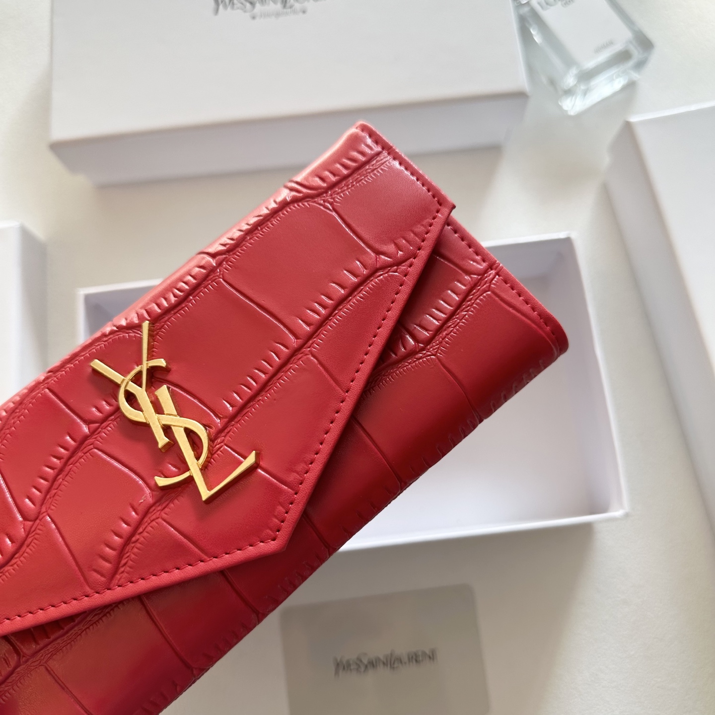 P95🎀🎀颜色 黑 土黄 红🎀尺寸 19x10🎀圣罗兰🆕款&hearts;️钱包💕进口小牛皮压花质感一流👍独一无二风格，实用内阁超美超时尚美女必备单品🔥