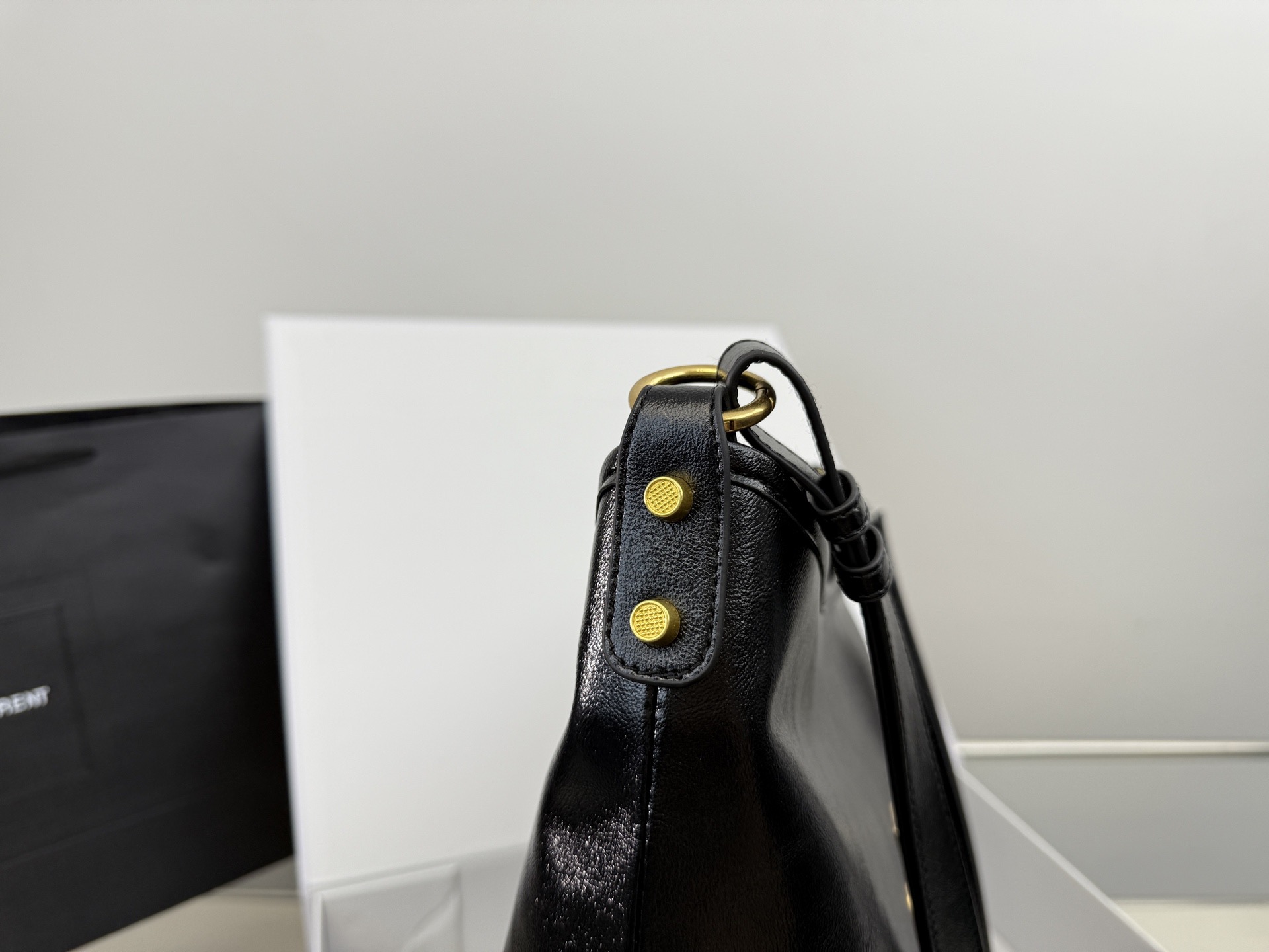 （无盒⚠️）p175 圣罗兰油蜡皮黑银hobo腋下包购物袋酷酷女孩的本命包包！出门逛街旅游随便背size：36*36cm