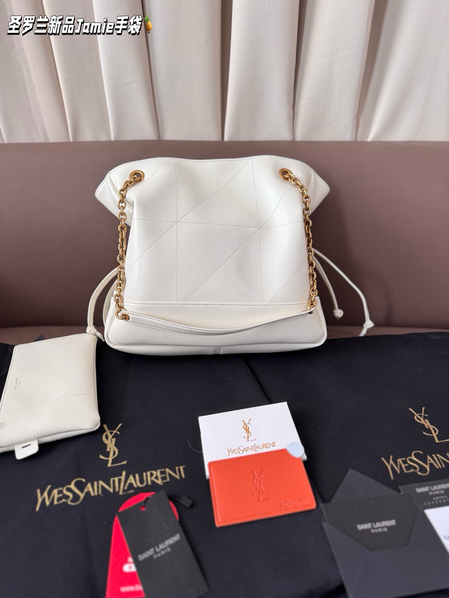 小P205 配盒子 圣罗兰新品Jamie手袋，松弛有度的时尚，YSL新品Jamie大号手袋，手袋的精致设计，不仅能够完美收纳你的日常所需，更是一种生活态度的展现。松弛有度，既不失优雅，又充满个性。尺寸 小25*27