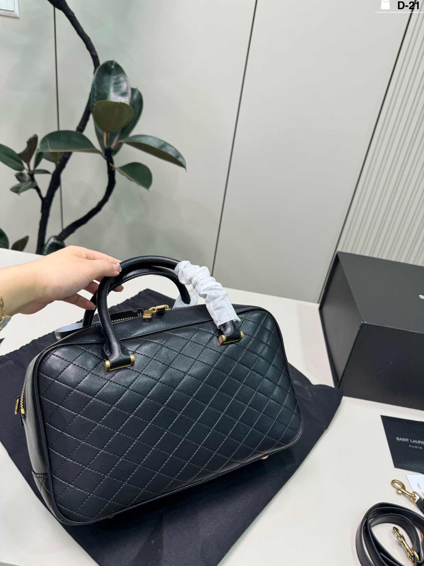 💰p195 D-21尺寸30&times;17折叠盒 YSL Lyia保龄球包 通勤 or轻旅行都能轻松驾驭~白色百搭，春夏穿搭必备，实用又时髦，出街回头率up!