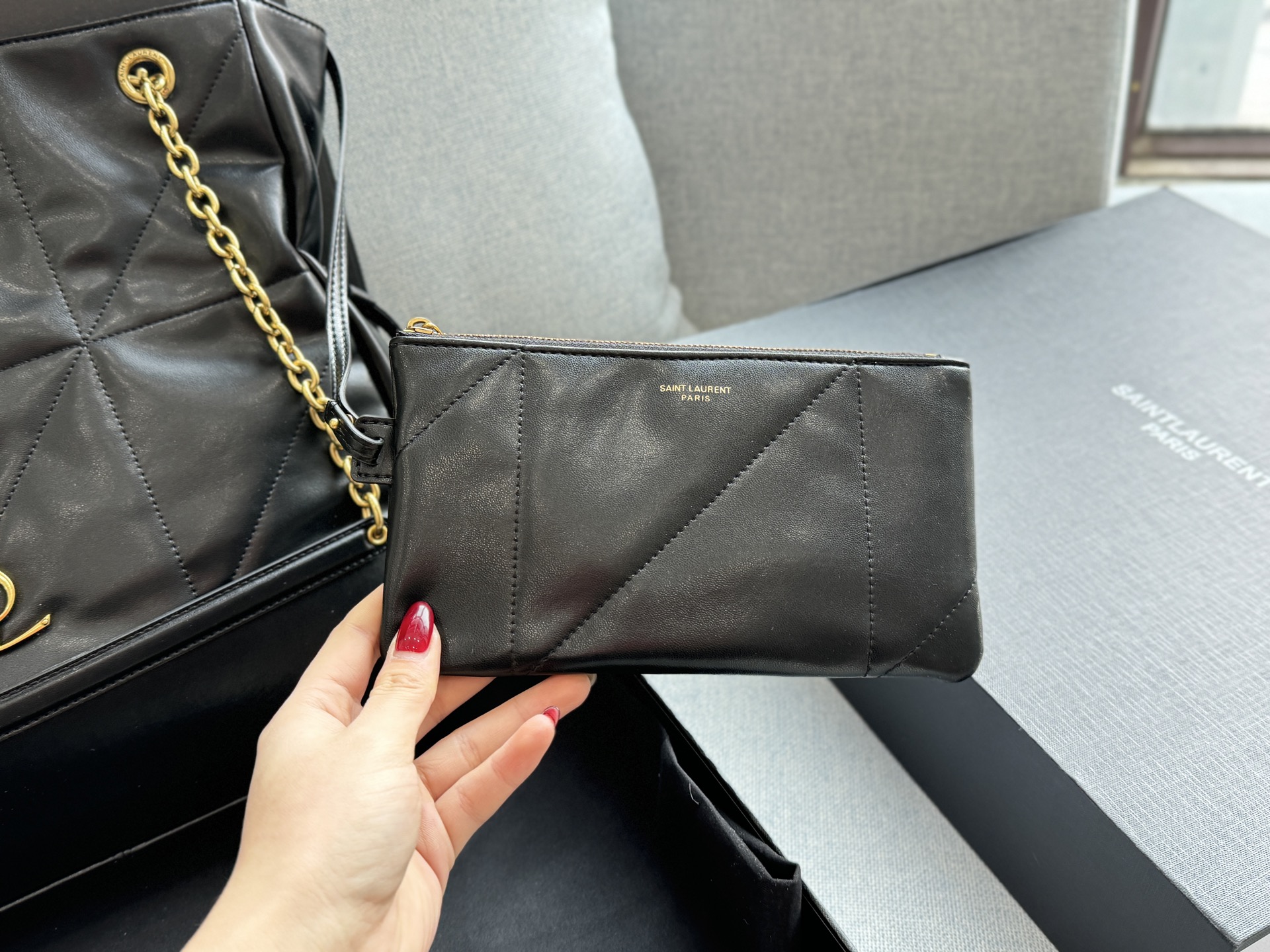 💰225 折叠盒 size:34×33 圣罗兰 YSL Jamie 福袋包 托特包Tote包购物袋单肩包 选YSL福袋包准没错!背上是一眼心动的时尚范儿,包里藏着惊喜,连‘袋’本身都是百搭利器,相当于把精致和好运一起背在身上~ 宋佳同款福袋包! 松弛有度的时尚,手袋的精致设计,不仅能够完美收纳你的日常所需,更是一种生活态度的展现。松弛有度,既不失优雅,又充满个性。