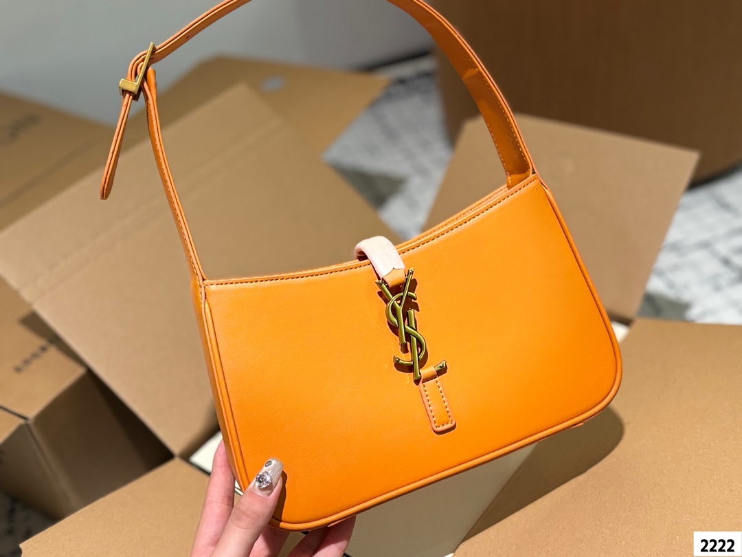 P125 YSL圣罗兰hobo腋下包， 今天的这只方方正正的腋下包又是满满的惊喜呀摸_上去皮质丝滑触感让人一不小心就上瘾除了好质感设计也十分特别以70年代复古手提包为灵感，融入「Rive Gauche左岸精神」，干净的包身以金属扣饰点缀包包极简的外形加上经典品牌logo，完美的搭配，非常的时尚百搭！尺寸：25 14