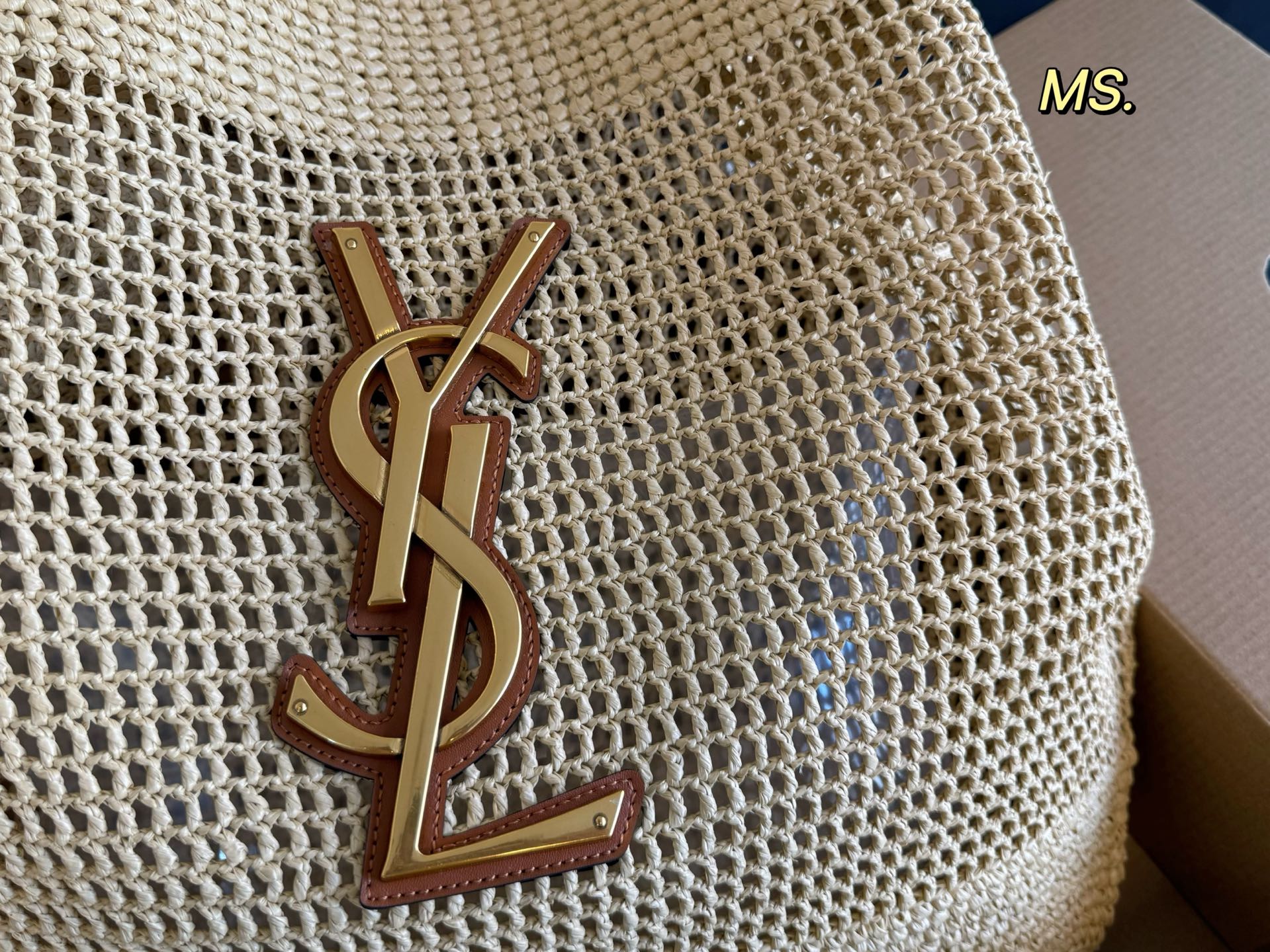 P200（配盒） size：38&times;41 YSL圣罗兰草编子母托特包💕 超大空间 配零钱包✔️ 大logo搭配草编工艺～ 别有一番风味 ，巨轻盈 慵懒随性，自在随心❗️❗️