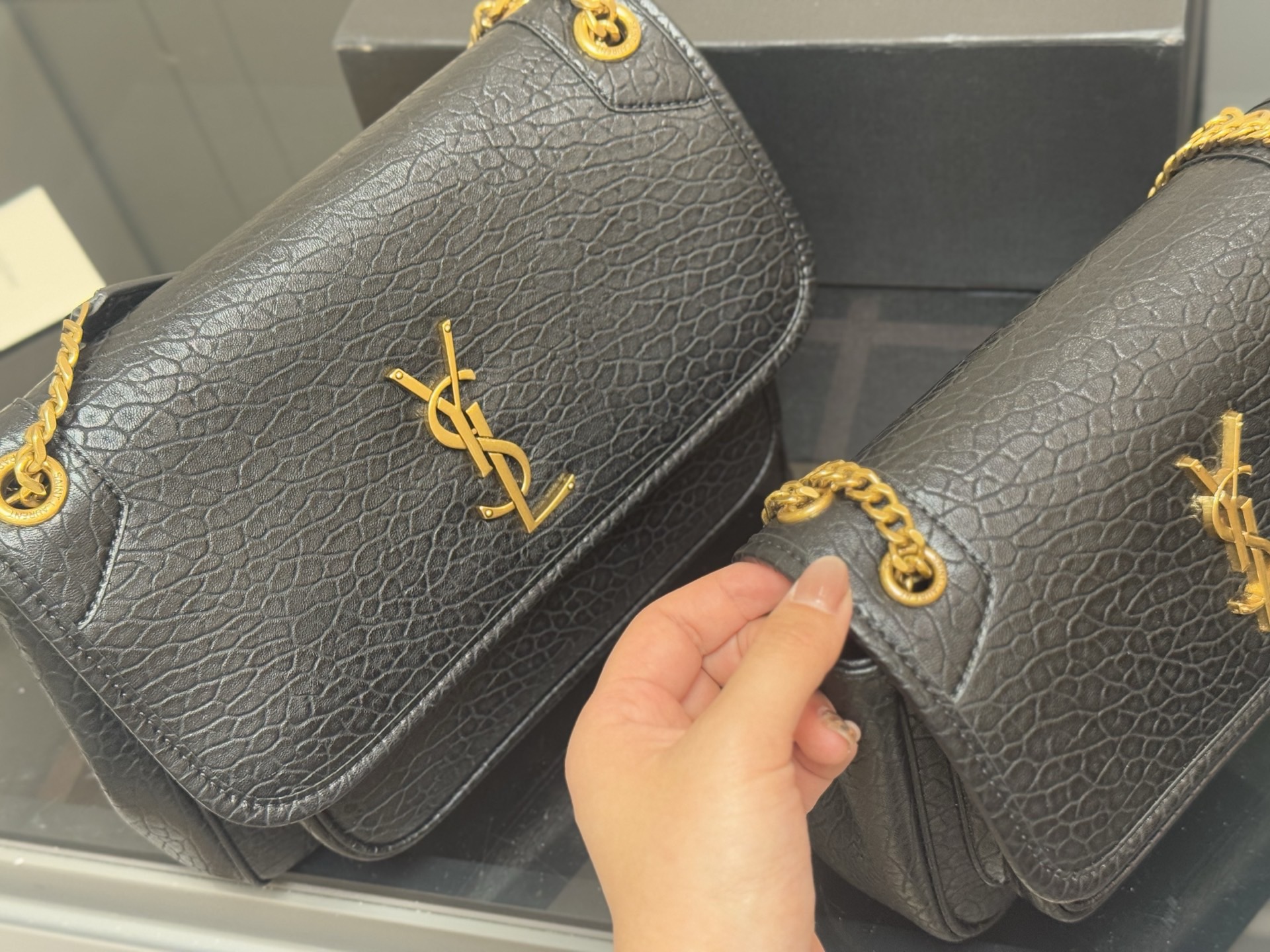 &yen;190 &yen;200 配盒 size：22*18cm（小） 28*22cm（大） 千呼万唤的 圣罗兰法棍niki终于到新尺寸啦 高订版 niki ysl niki 皮料软糯质感✔️ 强力推荐我们家的Niki