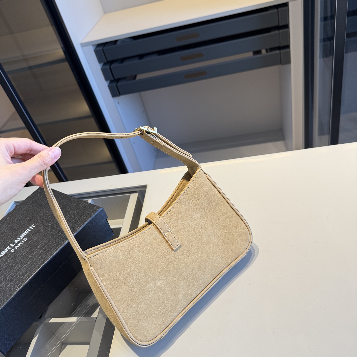 🅿️135✅新品推荐🔜 升级版🔥YSL圣罗兰专柜爆款hobo腋下包！麂皮系列！明星同款！到哪都是回头率👍专柜同款哦！品质堪比正品！进口皮料外出轻便实用！原版顶级五金！🎁原版礼盒包装（size：24*15*6）