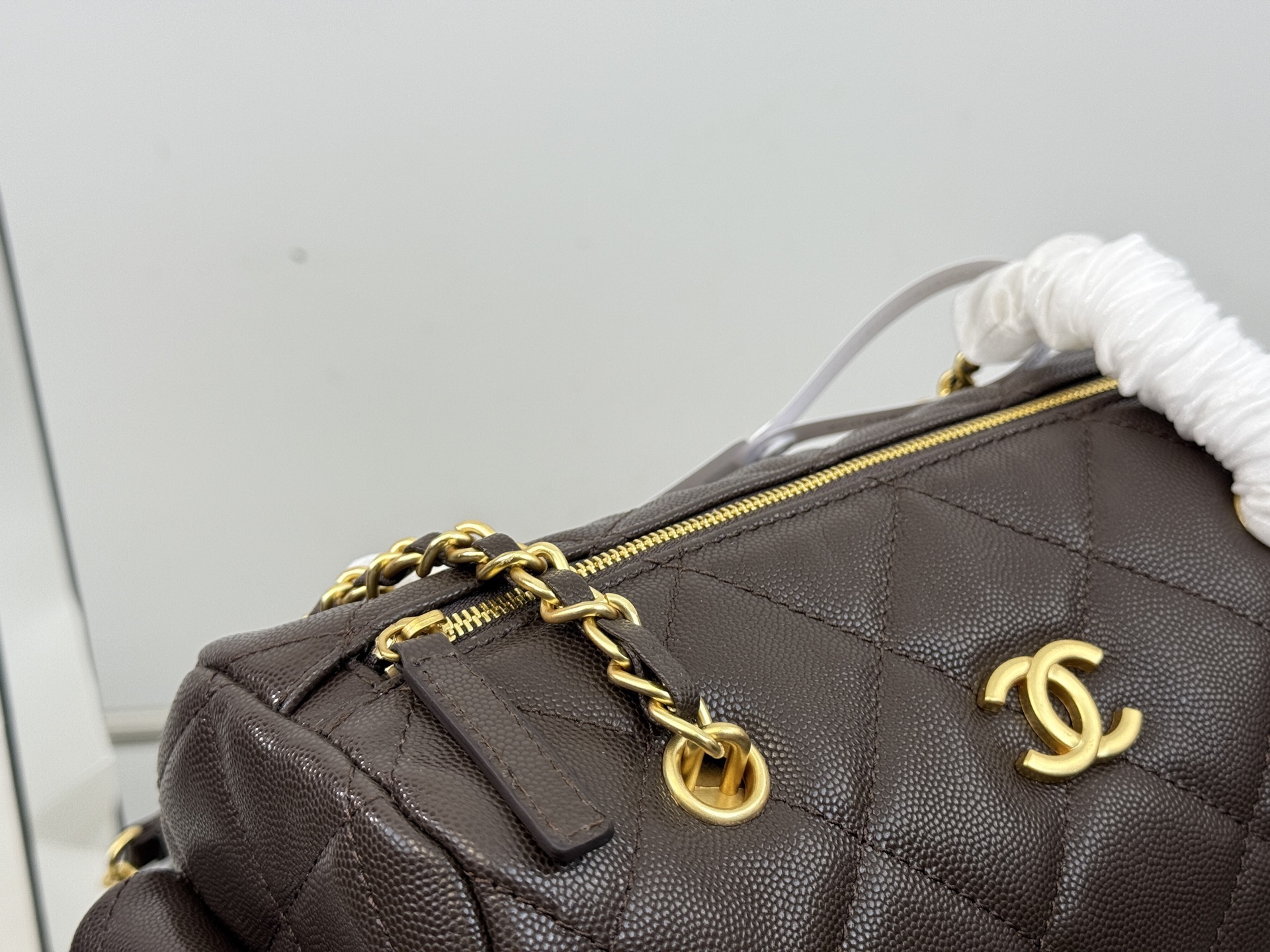 （飞机盒折叠盒⚠️）p265 香奈儿25K保龄球包 这个保龄球包真的太香了~ 近期很有人气的一只vintage Chanel 保龄球包。 版型不容易过时，拎在手中很时髦。 ⚠️高品质！size：25*15cm