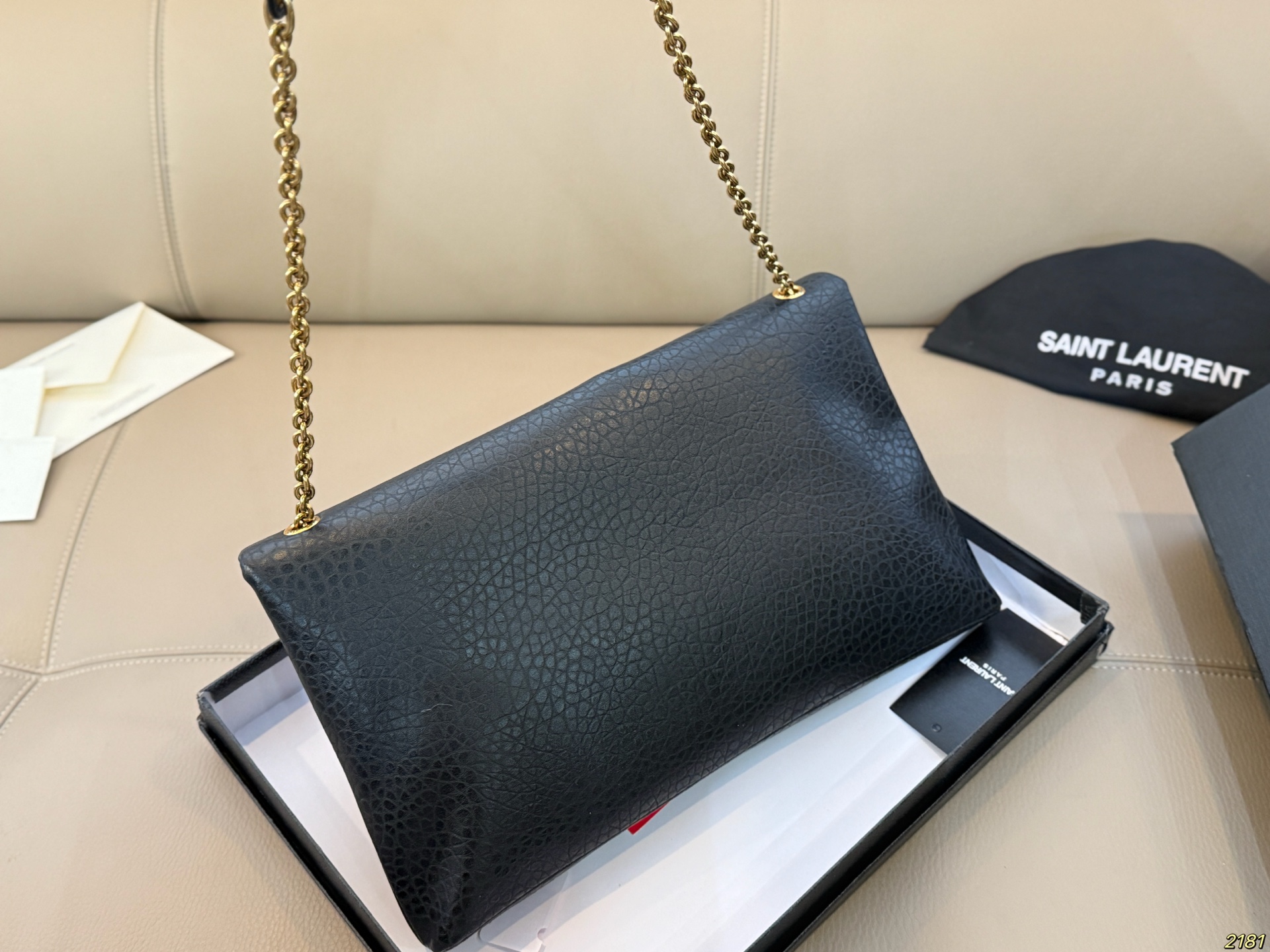 ¥150/¥145配盒 圣罗兰 信封包 YSL 绵密的手感,轻便的包包 很有质感 可盐可甜 上身绝美 无可比拟 是每个追求漂亮的女孩必入单品 尺寸34 20/30 18