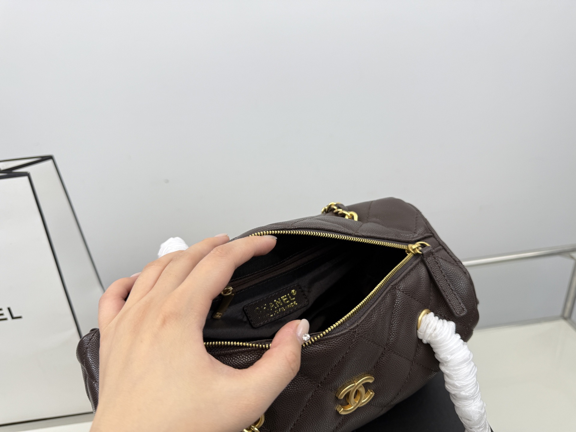 （飞机盒折叠盒⚠️）p265 香奈儿25K保龄球包 这个保龄球包真的太香了~ 近期很有人气的一只vintage Chanel 保龄球包。 版型不容易过时，拎在手中很时髦。 ⚠️高品质！size：25*15cm