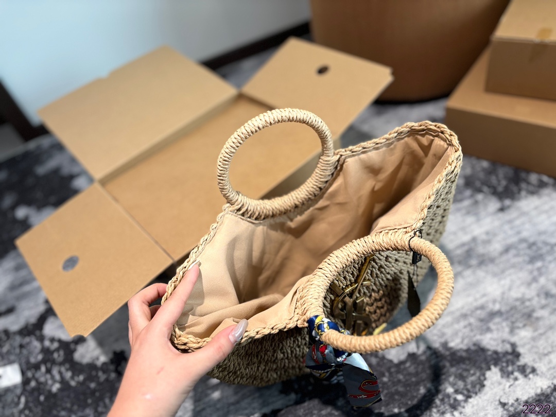 p105p100p90 圣罗兰 YSL绝美菜篮子 是背 YSL.阳光草编包的夏天啦 马上夏至了，来推荐这只YSL.阳光草编包 编织和皮革，清爽也文艺，让你也可甜可美。设计也非常实用，容量也大。 同款哦夏天怎么能少了草编包呢尺寸：32*7*20/28*6*17/20*5*14cm