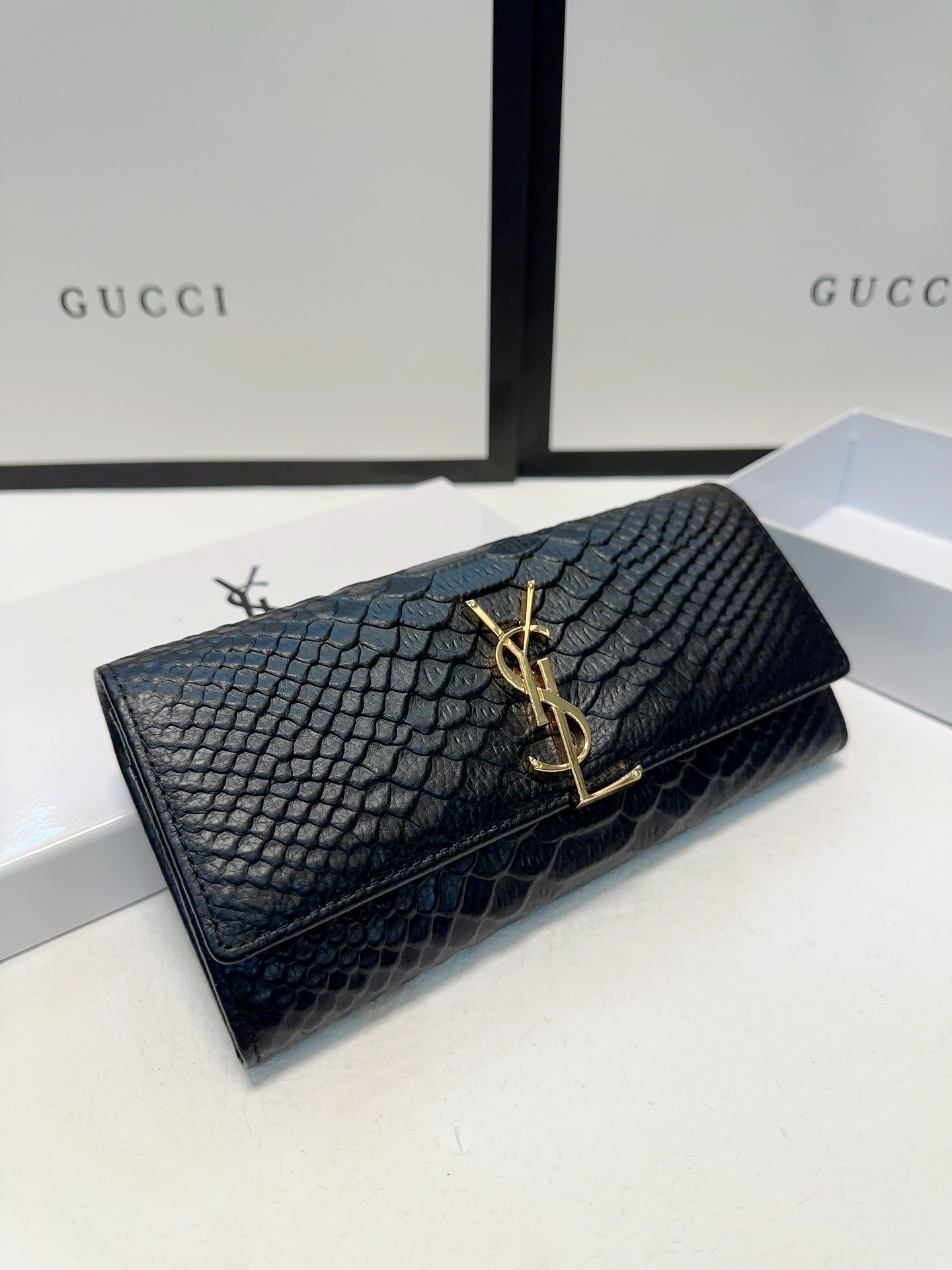 P95🎀🎀颜色 黑🎀尺寸 19x10🎀圣罗兰🆕款💕进口鳄鱼纹小牛皮质感一流👍独一无二风格，实用内阁超美超时尚美女必备单品🔥