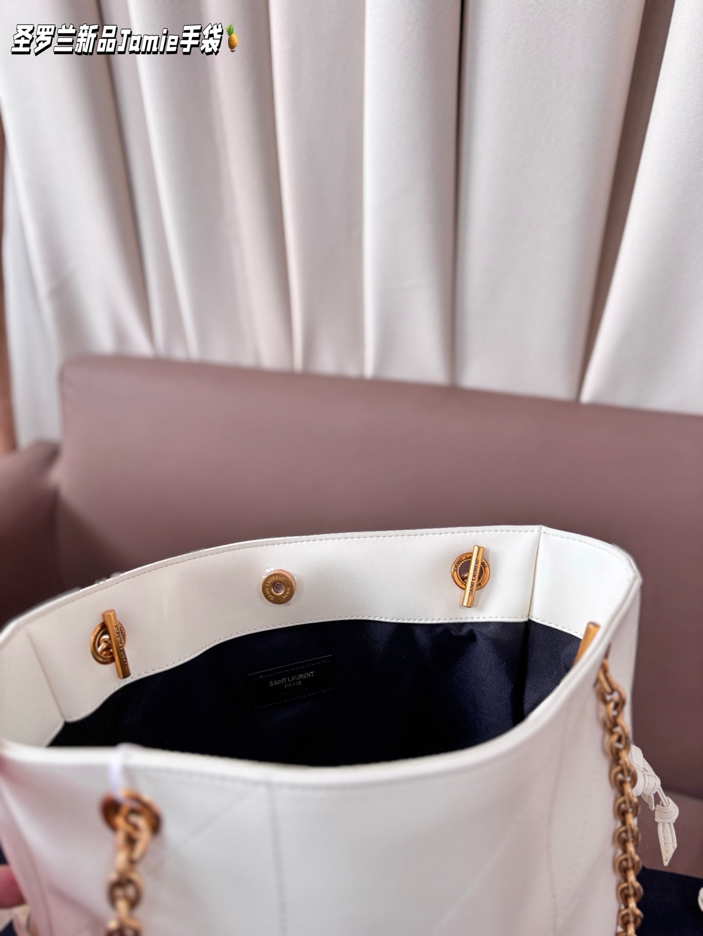 小P205 配盒子 圣罗兰新品Jamie手袋，松弛有度的时尚，YSL新品Jamie大号手袋，手袋的精致设计，不仅能够完美收纳你的日常所需，更是一种生活态度的展现。松弛有度，既不失优雅，又充满个性。尺寸 小25*27