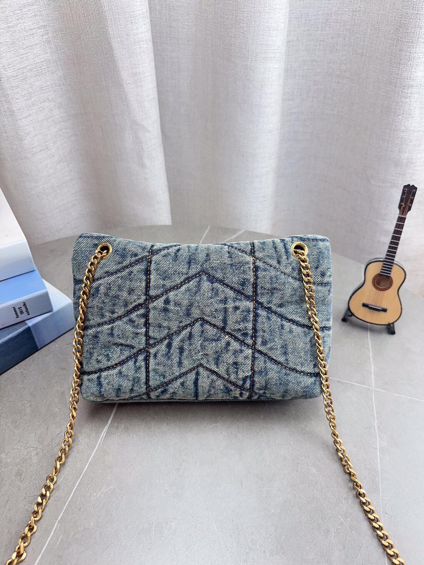 高品质YSL圣罗兰丹宁puffer 眼击中的ysIlouloupuffer云朵包 极具致敬意味的“Loulou”单肩包在本季开启全新演绎,设计师以牛仔效果面料融入填充夹克的创意,搭配鲜艳紫色,助你携-抹明媚迎接盎然春光。 为经典包袋注入新意,品牌用酒椰叶纤维拼接包面,简洁流畅的廓形洋溢优雅魅力,适宜搭配裤装或礼服,于细节处传递轻松愉悦的夏日写意。小号尺寸:22*16cm 无盒 p180