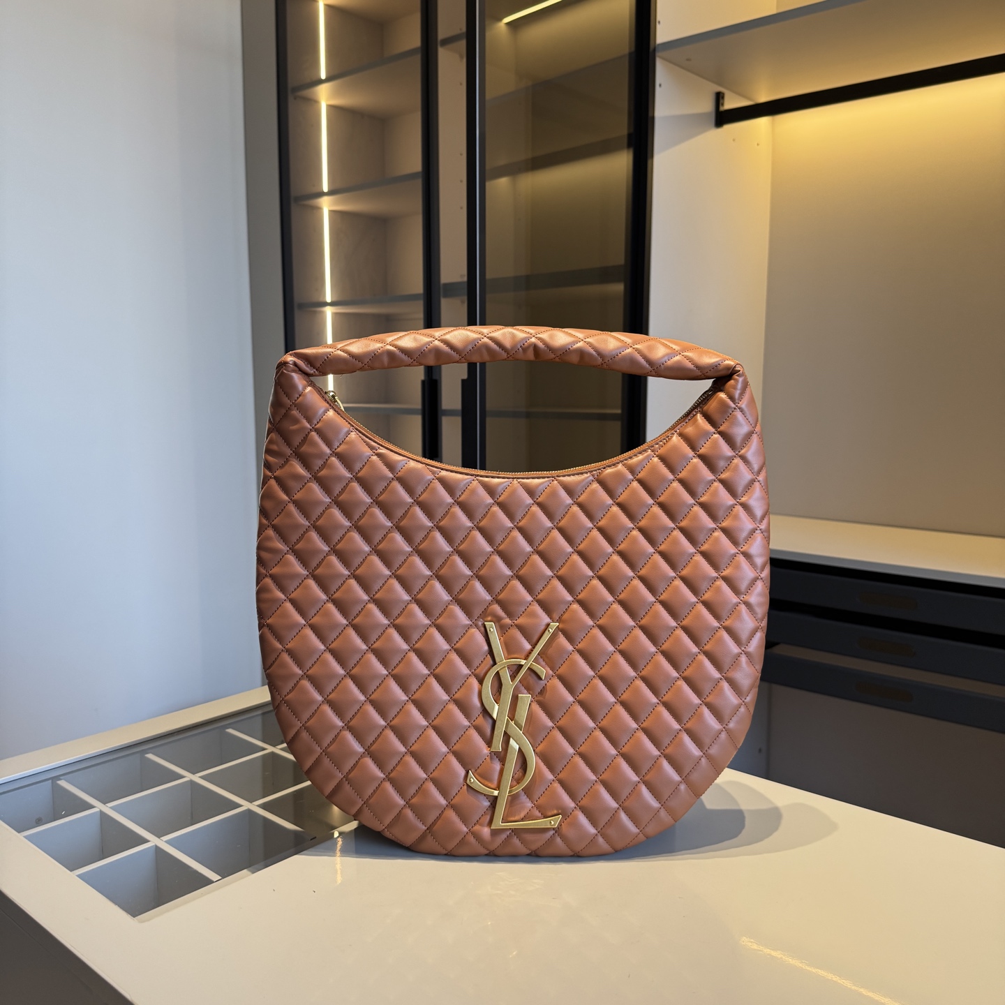 🅿️160✅新品推荐🔜 🔥YSL圣罗兰专柜新款Lcare hobo 腋下包👍这款包超！级！火！👍各大明星追捧的爆款～采用原版五金配件！经典logo！顶级做工！面料采用牛皮面料！超大容量！堪比专柜品质（size：44*34）