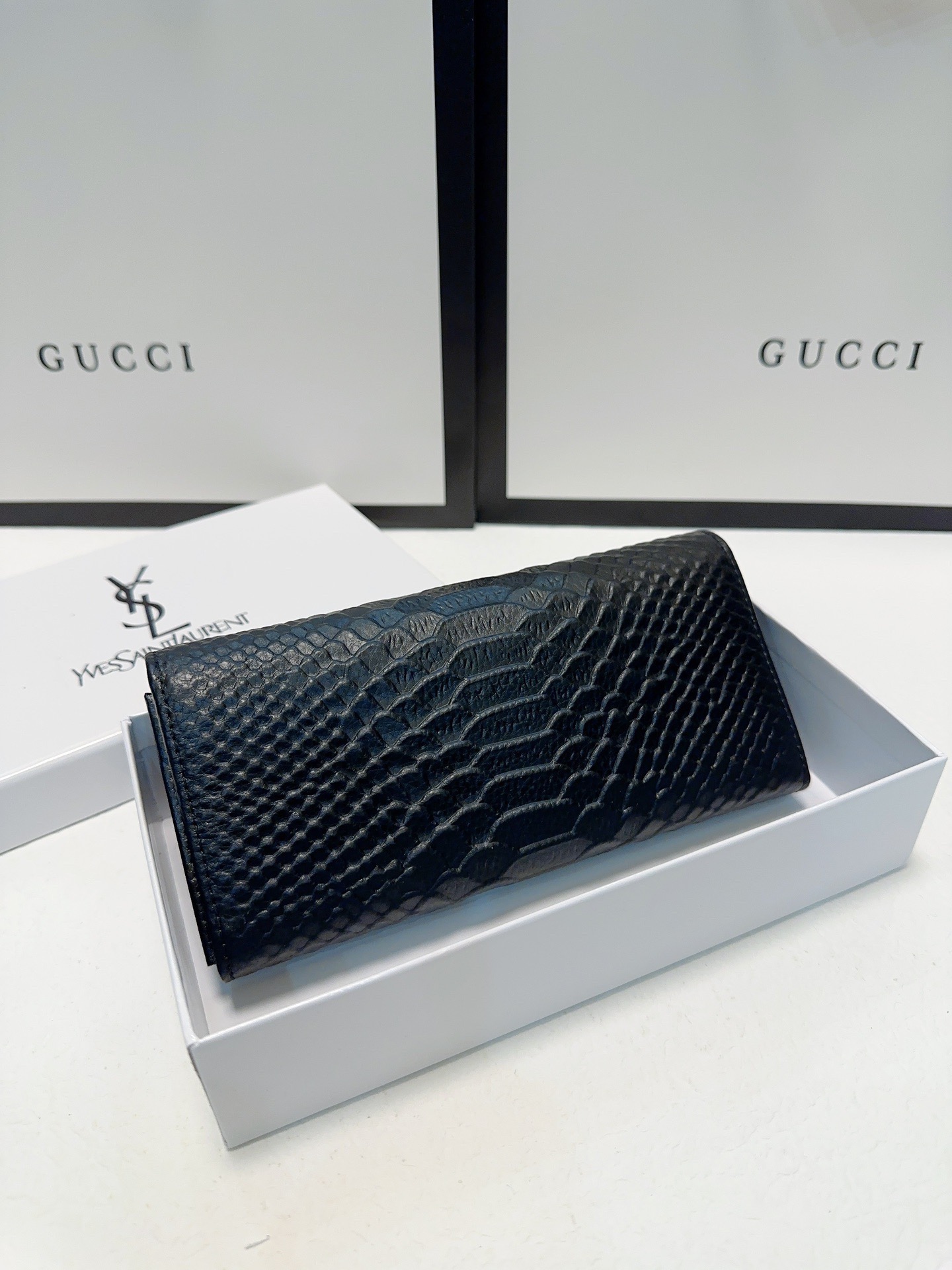 P95🎀🎀颜色 黑🎀尺寸 19x10🎀圣罗兰🆕款💕进口鳄鱼纹小牛皮质感一流👍独一无二风格，实用内阁超美超时尚美女必备单品🔥