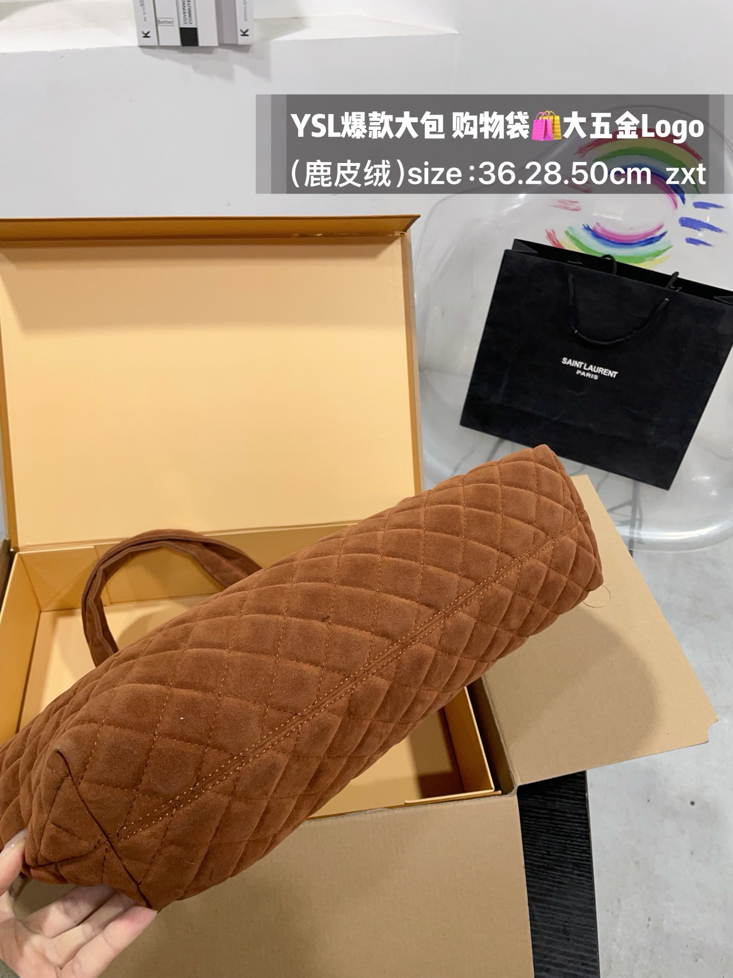 👑💰185无盒 size：底36.28.50cm YSL爆款大包 购物袋🛍️ 大五金Logo终于做到与原版大小一致💪 高级感满满👍圣罗兰 复古菱形格子与 巨大LOGO五金 璀璨而大气☄️ 最重要是一包当2包用、 中间链子往两侧一收 可以变换造型 配有小包一个 （五金全套对版带LOGO）