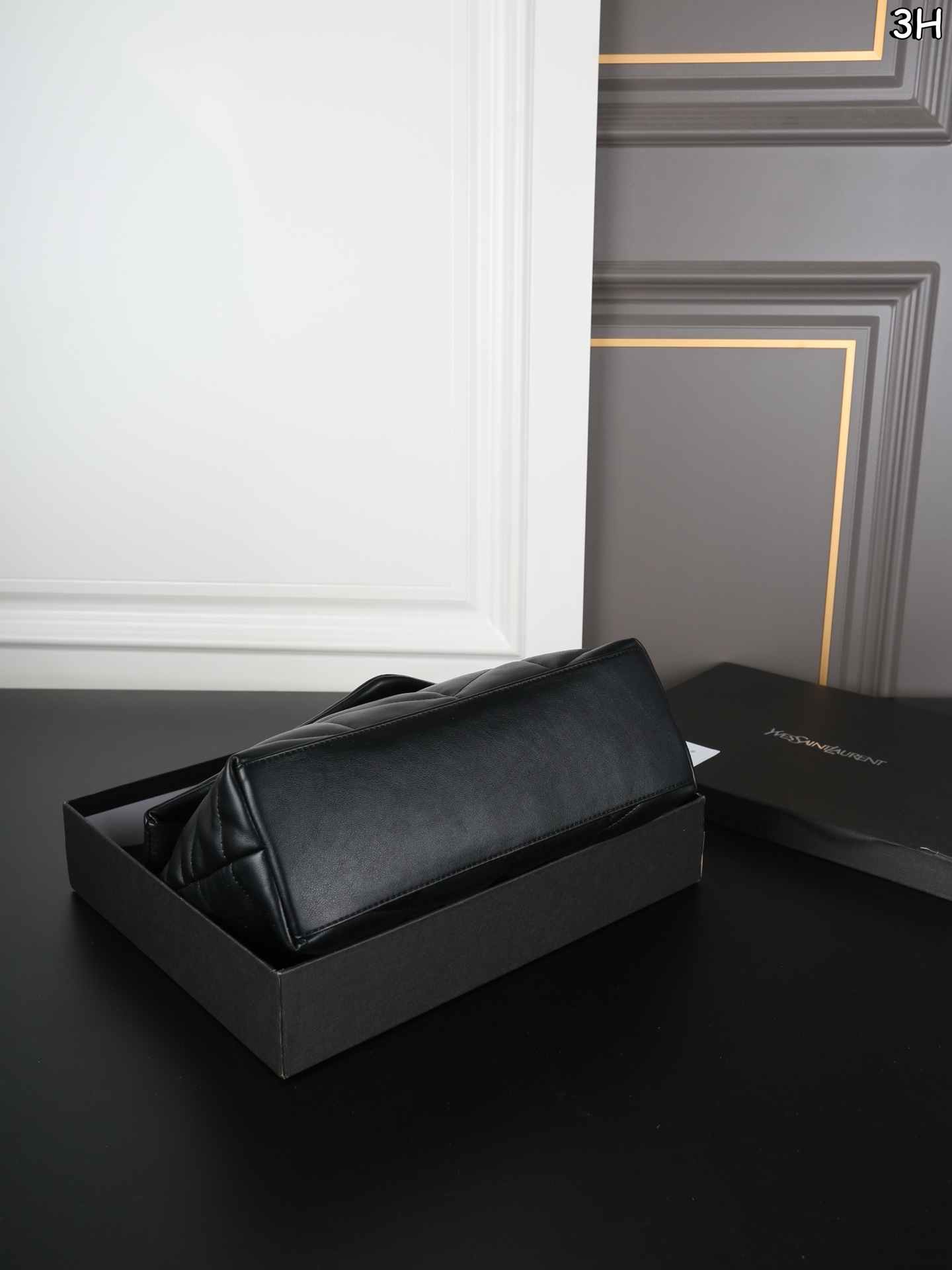 P120 天地盖 圣罗兰 YSL 云朵包 斜挎单肩包 可盐可甜， 是那种复古金色，很高级很洋气哇。 女性理想的日常出行良伴。从休闲时光到较正式场合，它总能为正装造到更添一抹个性态度。ysl云朵包的设计简洁大方，时尚又不失个性，无论是日常搭配还是出席派对，都能让你成为最闪耀的那一颗星! 尺寸：28&times;18