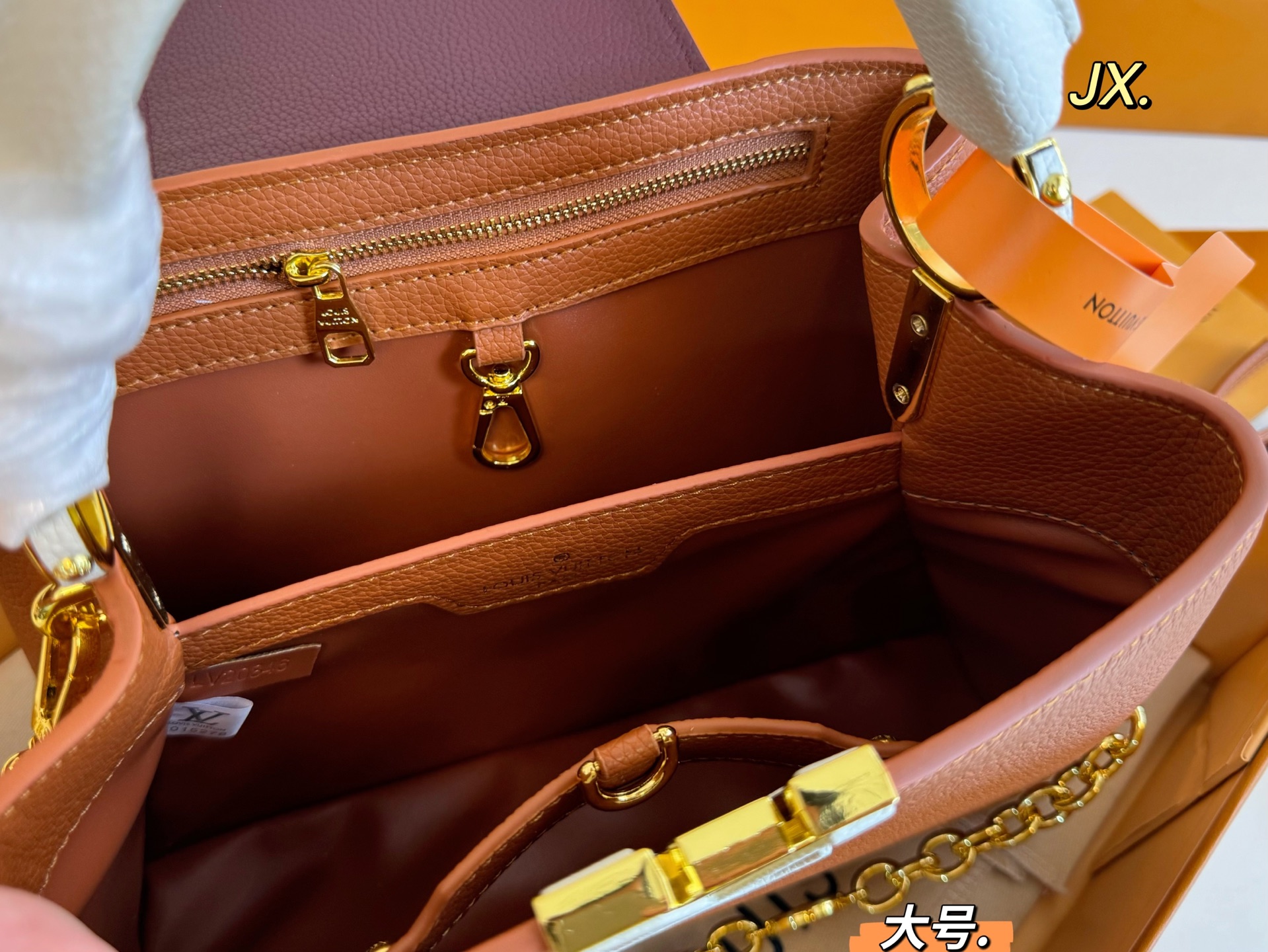 P180大号（折叠盒） size:27&times;18大号 LV路易威登Capucines卡普辛手提包💕 贵气十足的包包，真的超美！ 色彩鲜亮不张扬，显得无比温柔 高级感满🈵️，时尚洋气❗️ 大小刚好，精致又不失优雅‼️