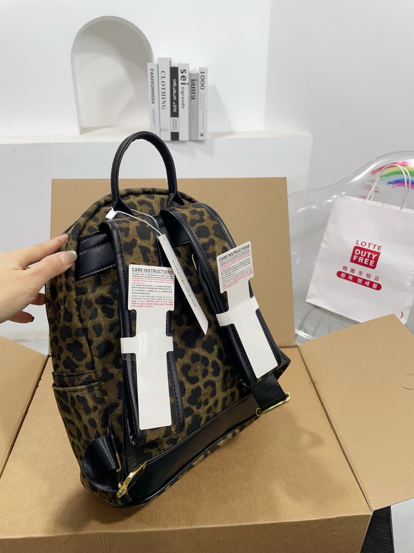 💰P150赠送挂件 圣罗兰双肩包 简单百搭 颜值高 日常出街首选 潮酷时尚女孩必入款 尺寸:26 31