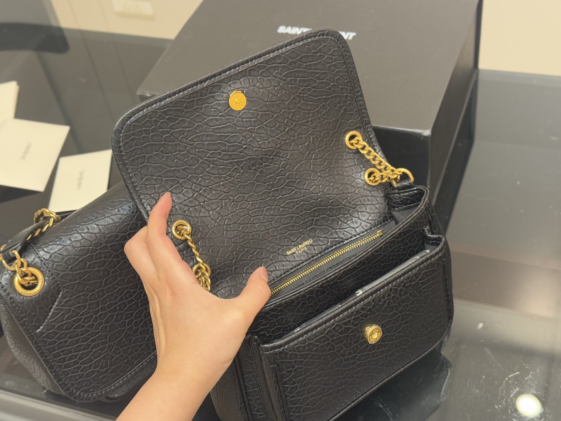 &yen;190 &yen;200 配盒 size：22*18cm（小） 28*22cm（大） 千呼万唤的 圣罗兰法棍niki终于到新尺寸啦 高订版 niki ysl niki 皮料软糯质感✔️ 强力推荐我们家的Niki