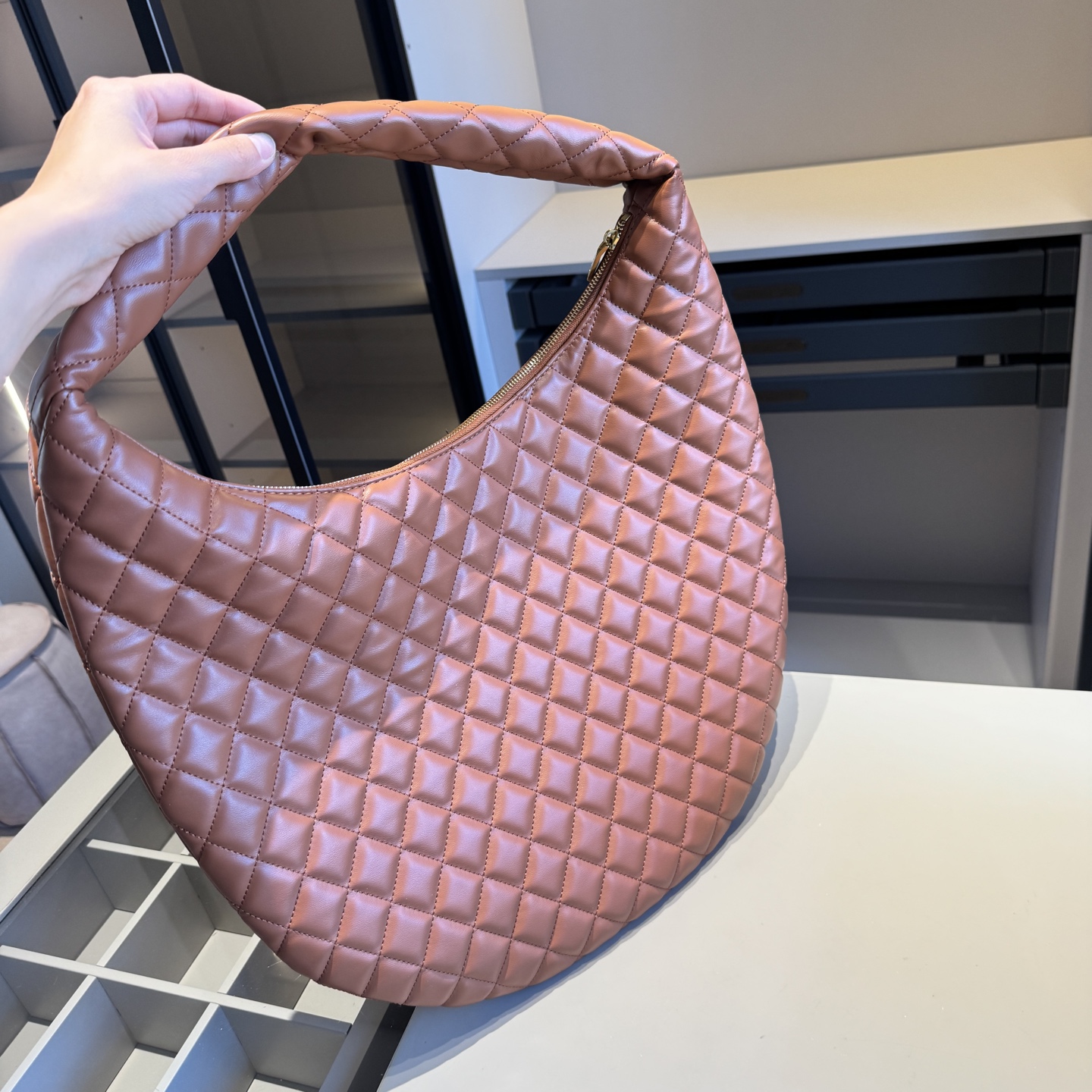 🅿️160✅新品推荐🔜 🔥YSL圣罗兰专柜新款Lcare hobo 腋下包👍这款包超！级！火！👍各大明星追捧的爆款～采用原版五金配件！经典logo！顶级做工！面料采用牛皮面料！超大容量！堪比专柜品质（size：44*34）