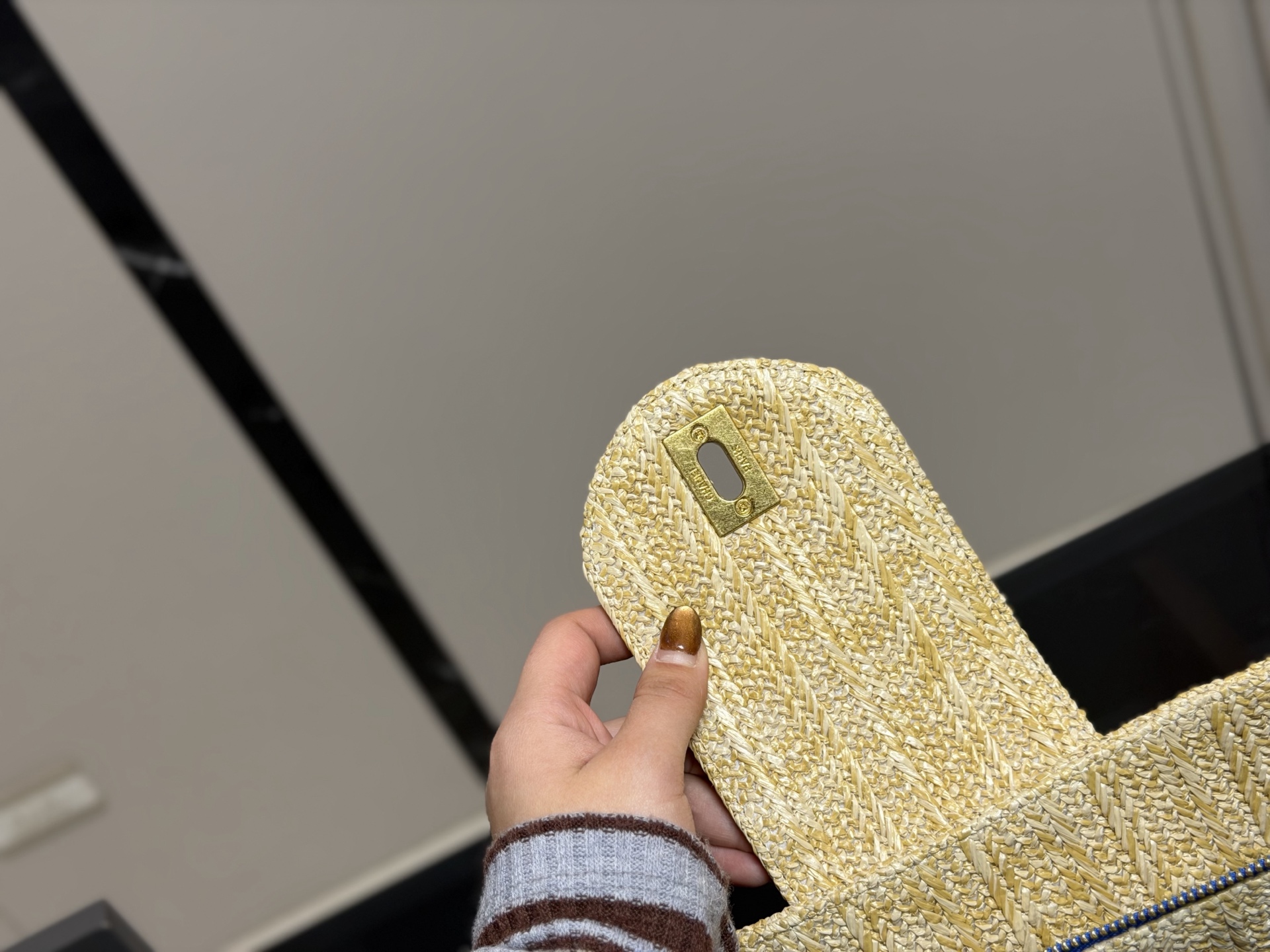 &yen;180 香奈儿CHANEL 链条托特包 复古优雅 香奈儿CHANEL 链条托特包 复古优雅 满满的高级感 大小适中 容量感人 休闲正装皆可轻松驾驭 尺寸:36.26cm