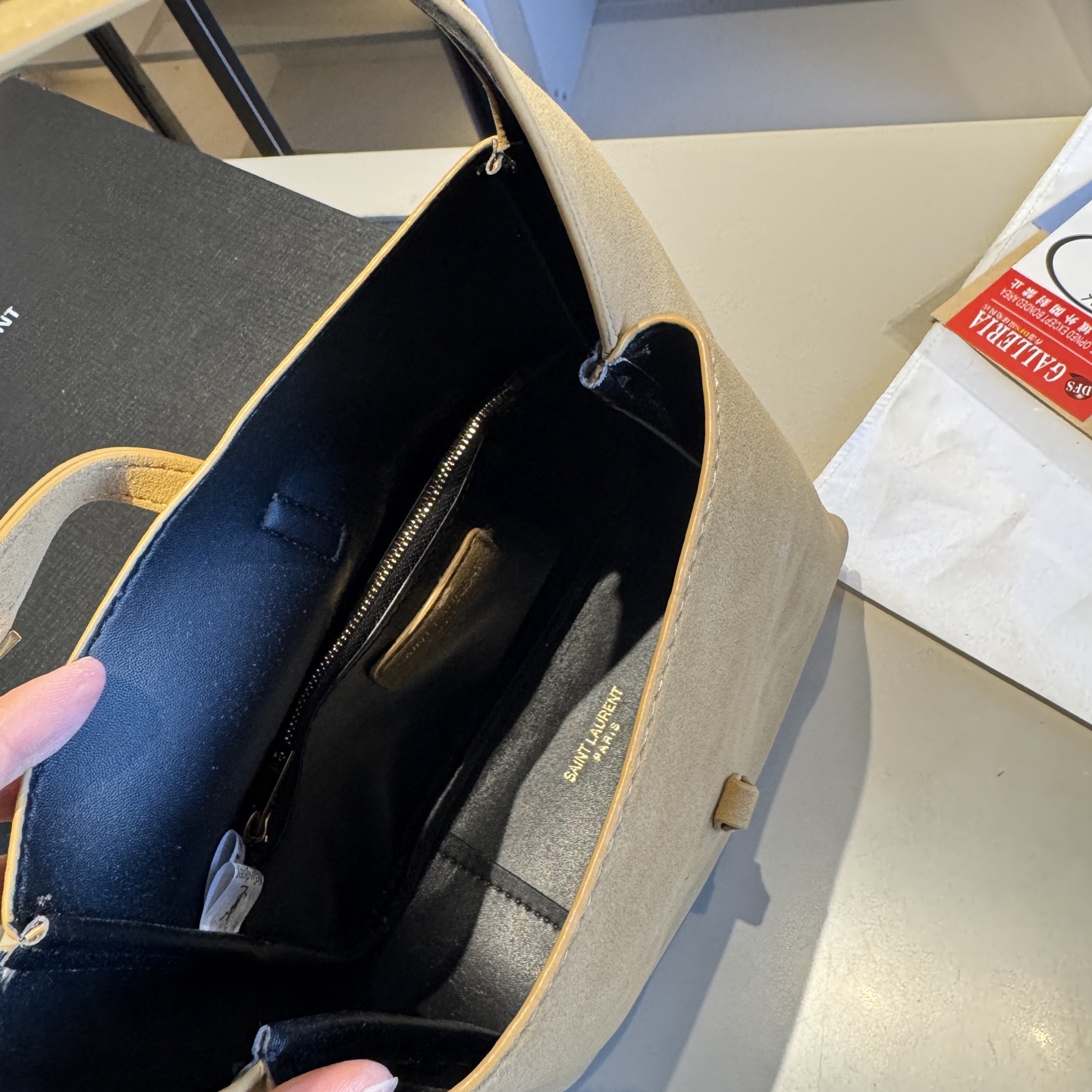 🅿️140✅新品推荐🔜 🔥YSL圣罗兰专柜新款麂皮系列HOBO腋下包👍这款包超！级！火！👍各大明星追捧的爆款～采用原版五金配件！经典logo！顶级做工！面料采用原版皮料！大容量！原版礼盒包装🎁（size：21*22*9）