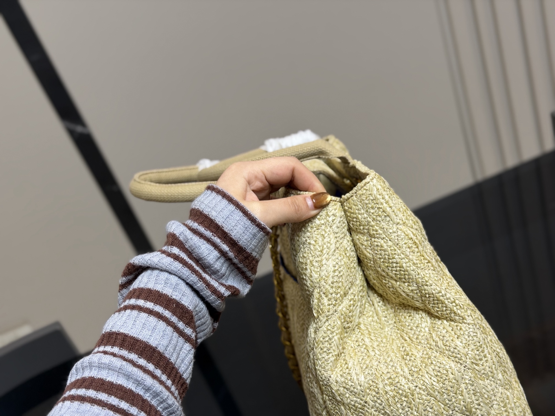 &yen;170 香奈儿CHANEL 链条托特包 复古优雅 香奈儿CHANEL 链条托特包 复古优雅 满满的高级感 大小适中 容量感人 休闲正装皆可轻松驾驭 尺寸:40.27cm