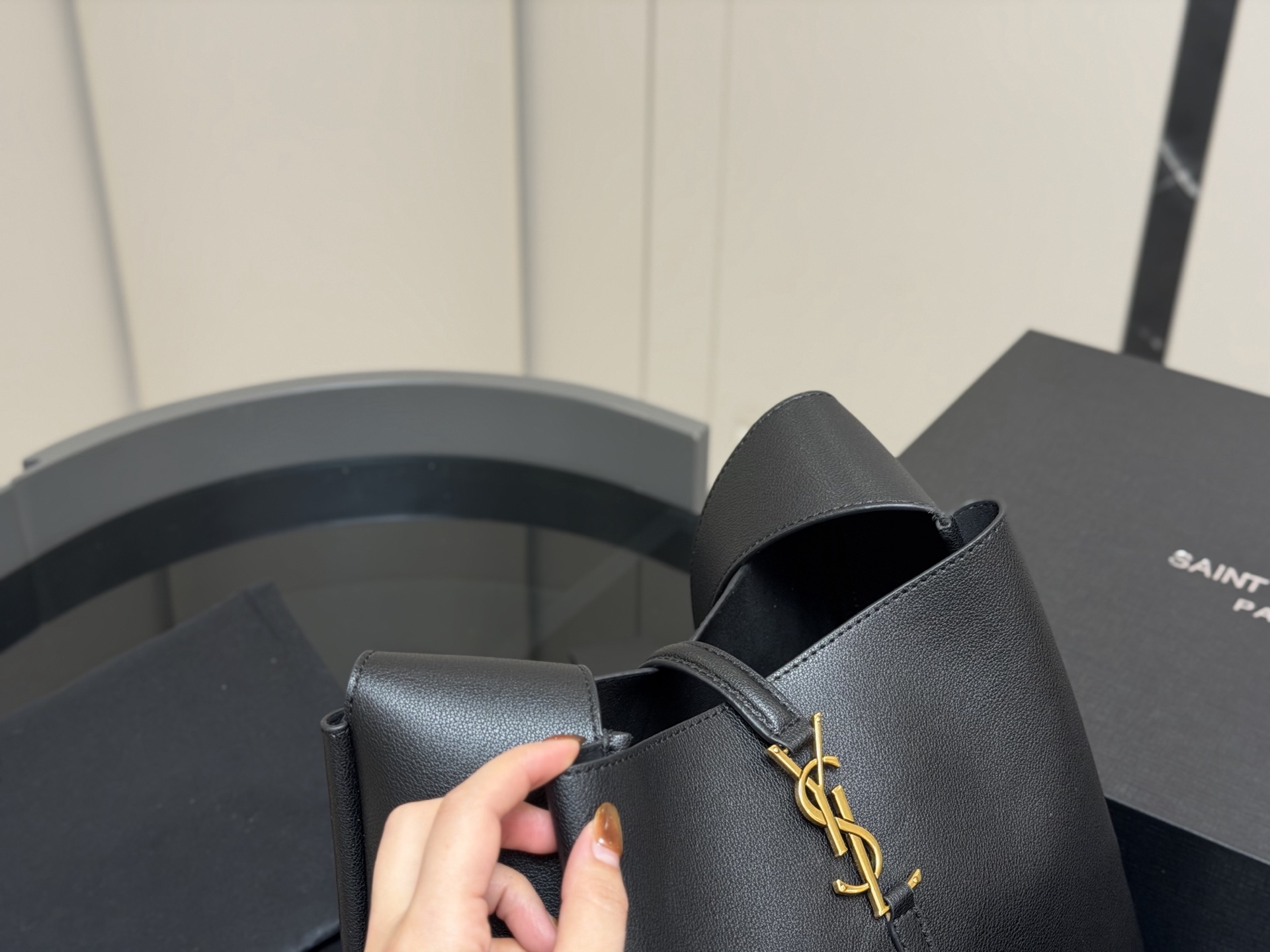 &yen;190 &yen;170 配包装 圣罗兰 hobo腋下水桶包 YSL 没有繁杂的设计 简简单单的将 YSLlogo字眼变成包扣 皮质柔软一点都不土气 而且超级能装！ 包内做了分层设计，东西不会被装的乱糟糟 无论是休闲复古还是甜美飒姐都能hold住！！职场通勤、日常旅游，一年四季都超可！拍照也超有氛围感的尺寸:28.29cm 22.21cm