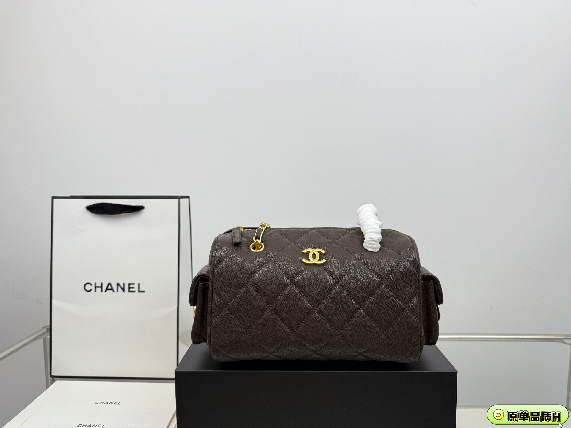 （飞机盒折叠盒⚠️）p265 香奈儿25K保龄球包 这个保龄球包真的太香了~ 近期很有人气的一只vintage Chanel 保龄球包。 版型不容易过时，拎在手中很时髦。 ⚠️高品质！size：25*15cm