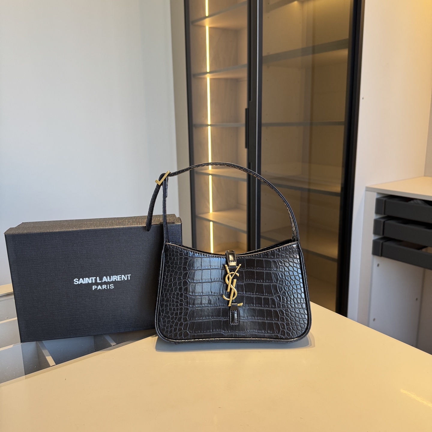 🅿️135✅新品推荐🔜 升级版🔥YSL圣罗兰专柜爆款hobo腋下包！鱼纹系列🐊明星同款！到哪都是回头率👍专柜同款哦！品质堪比正品！进口牛皮面料🐂外出轻便实用！原版顶级五金！🎁原版礼盒包装（size：24*15*6）