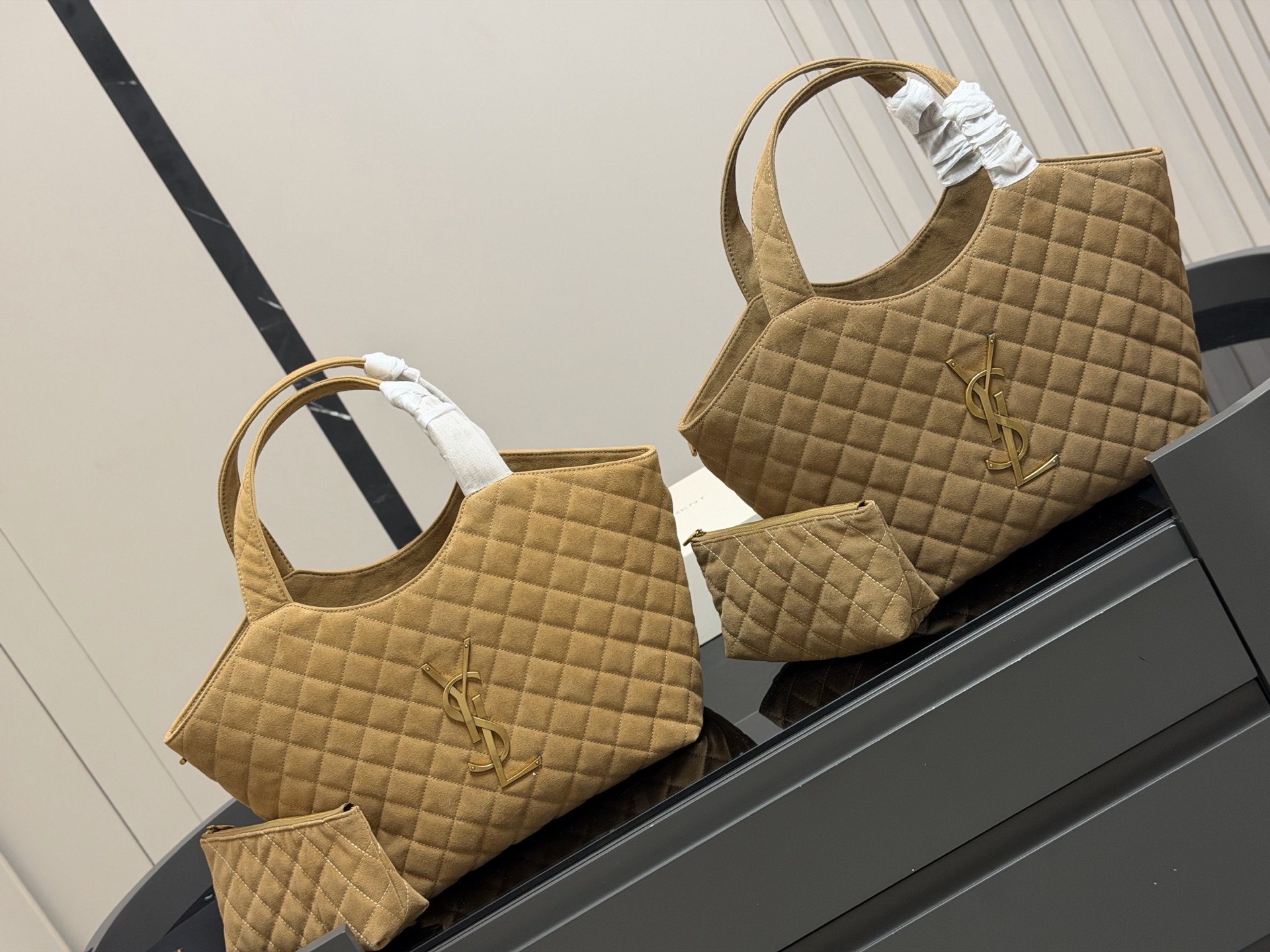 &yen;260 折叠盒飞机盒 size：30*28cm 圣罗兰新款购物袋太可了吧 YSLGabv绗缝纹路购物袋 大tote感觉太温柔了吧! ⚠️原版大标