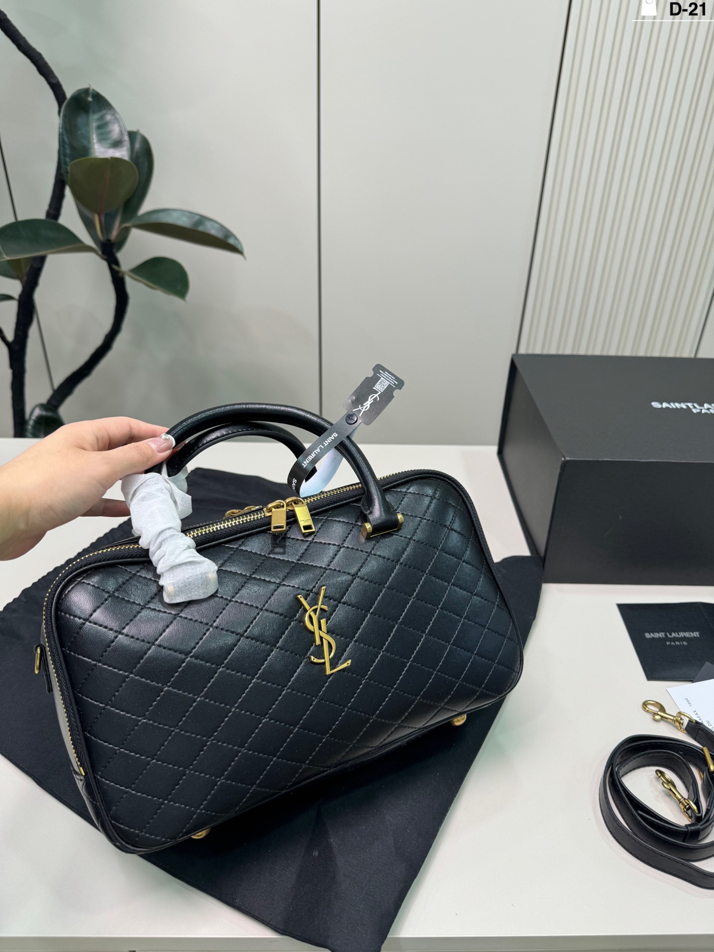 💰p195 D-21尺寸30&times;17折叠盒 YSL Lyia保龄球包 通勤 or轻旅行都能轻松驾驭~白色百搭，春夏穿搭必备，实用又时髦，出街回头率up!