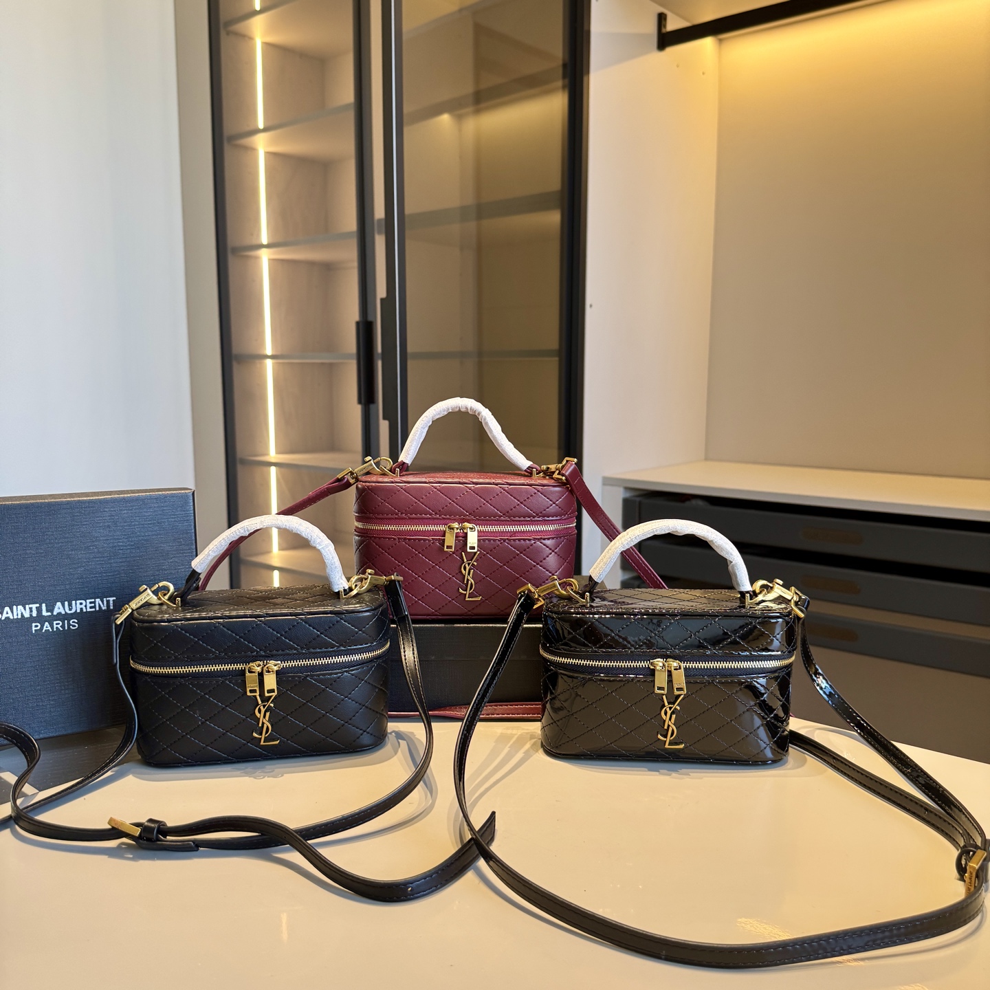 🅿️140✅新品推荐🔜 高端货🔥YSL圣罗兰新款化妆箱～box小盒子包👍明星同款！可手提可肩背～非常实用[呲牙]走到哪都是回头率👍超级有范儿！采用原版牛皮🐂五金都是原版材质哦！质感特别好👍品质堪比正品！上身效果超棒！原版礼盒包装🎁（size：18*11*6）