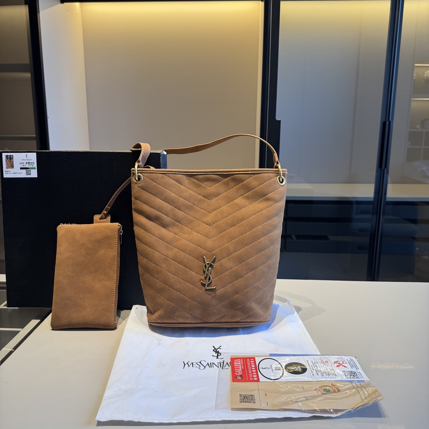 🅿️135✅新品推荐🔜 高端货🔥YSL圣罗兰新款NIKI水桶包👍配内胆小包‼️明星同款！大容量～非常实用[呲牙]走到哪都是回头率👍超级有范儿！采用原版麂皮面料！五金都是原版材质哦！质感特别好👍品质堪比正品！上身效果超棒！原版礼盒包装🎁（size：24*30*10 上口31 小包21*12）