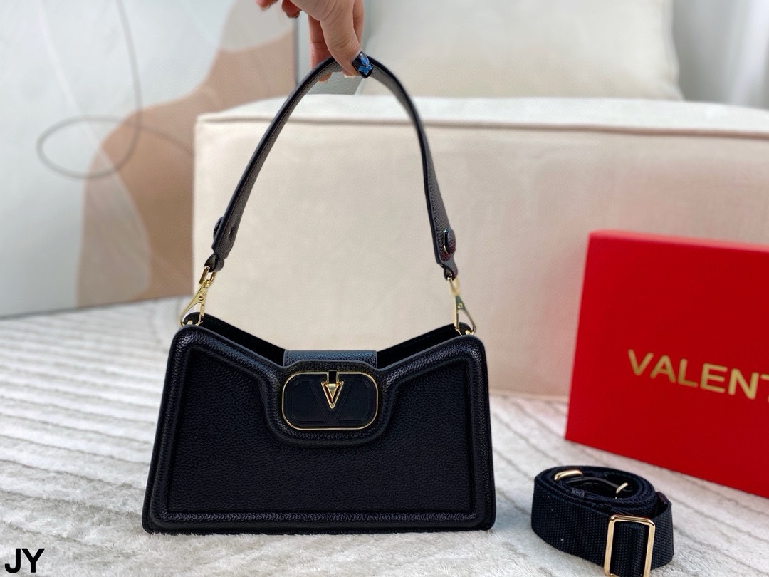 p150 折叠盒🎁 造型风格独特的斜挎包~华伦天奴 Valentino百搭经典精致的一只 真的超级无敌巨可爱 仙气满满 小姐姐日常必入款！尺寸：26*15