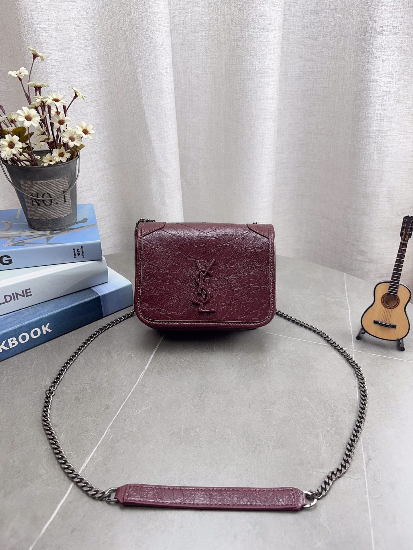 折叠飞机礼盒包装 🎉高品质ysl 圣罗兰 niki 邮差链条包 出去逛一天什么都可以放进去 流浪背法也很好看 黑色真的是跟各种颜色的衣服都很搭 之前一直在Onthego和这个之间犹豫 最后感觉没选错 五星推荐 迷你尺寸：19*14cm p150