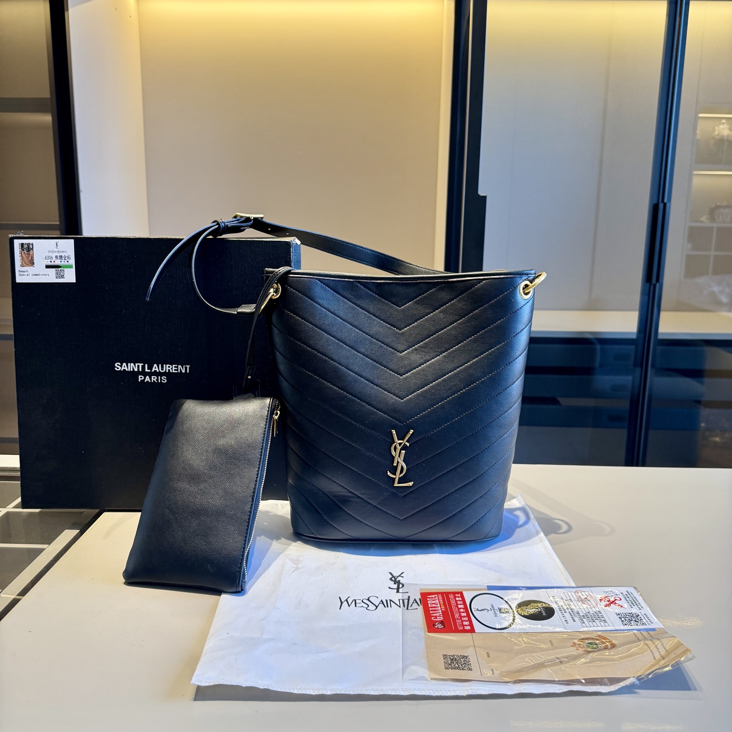 🅿️135✅新品推荐🔜 高端货🔥YSL圣罗兰新款NIKI水桶包👍配内胆小包‼️明星同款！大容量～非常实用[呲牙]走到哪都是回头率👍超级有范儿！采用原版皮料！五金都是原版材质哦！质感特别好👍品质堪比正品！上身效果超棒！原版礼盒包装🎁（size：24*30*10 上口31 小包21*12）