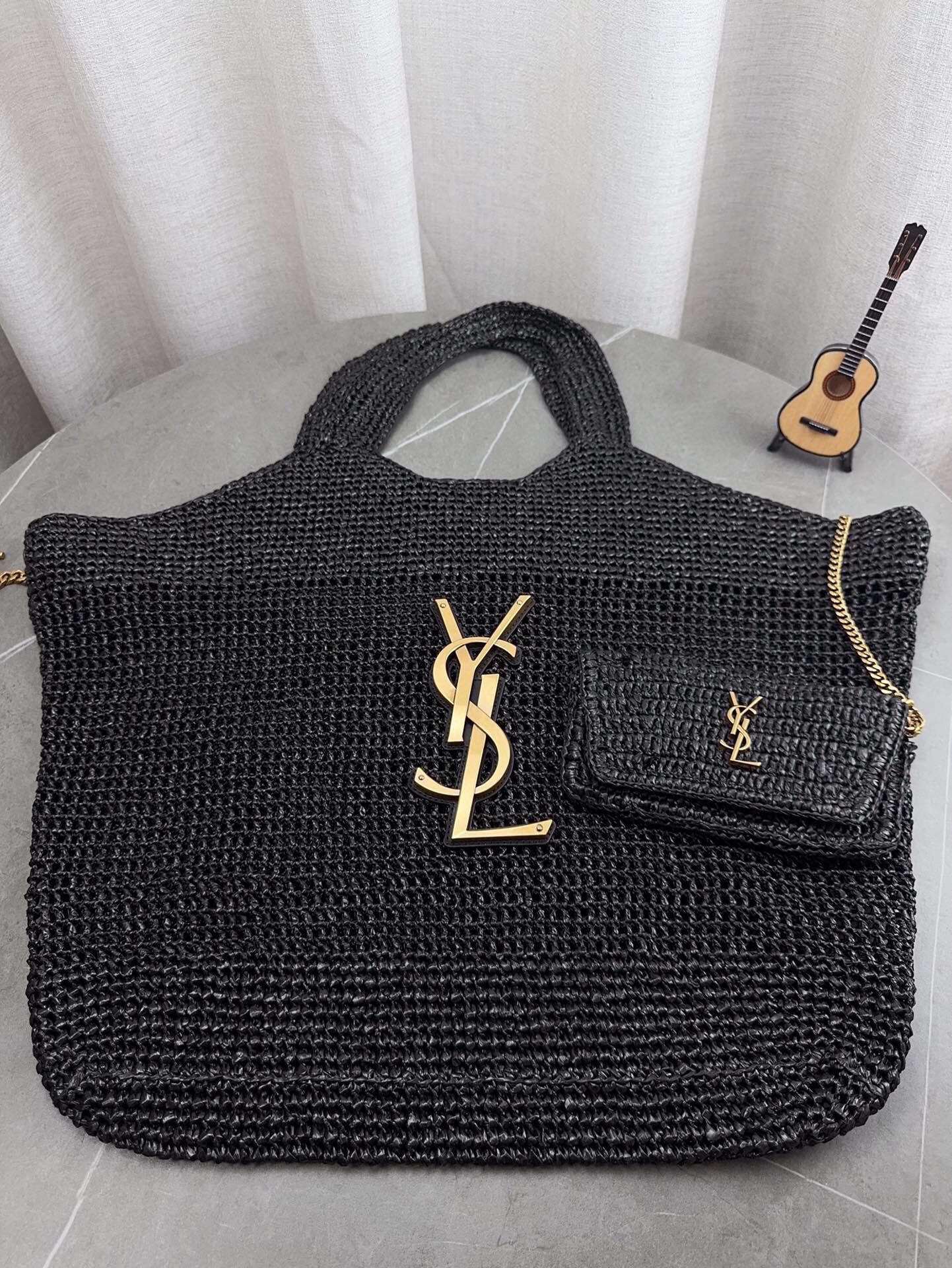 原单品质 YSL圣罗兰拉菲草编织购物袋 夏天背的包包真的太可爱了，背上一整个慵懒风 夏季沙滩腋下包 旅行拍照真的很nice哦 每个小仙女夏季都应有一个草编购物袋菜篮子 包包哦 尺寸40*39cm p295