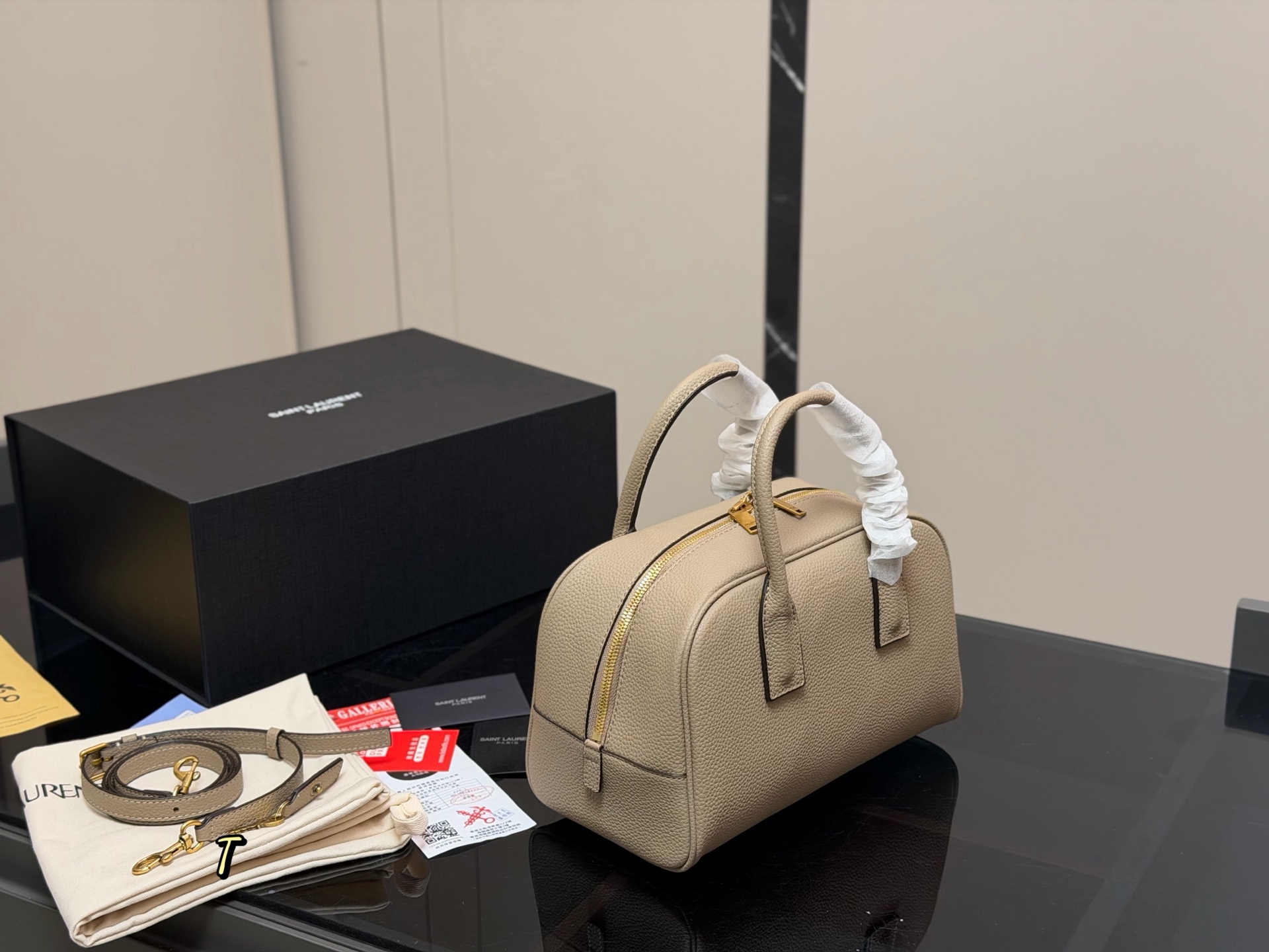 &yen;210 配包装 size：26 18cm YSL圣罗兰新款|保龄球包 新款乖巧的小包包手拎或者斜挎都可 日常的物品统统放的下